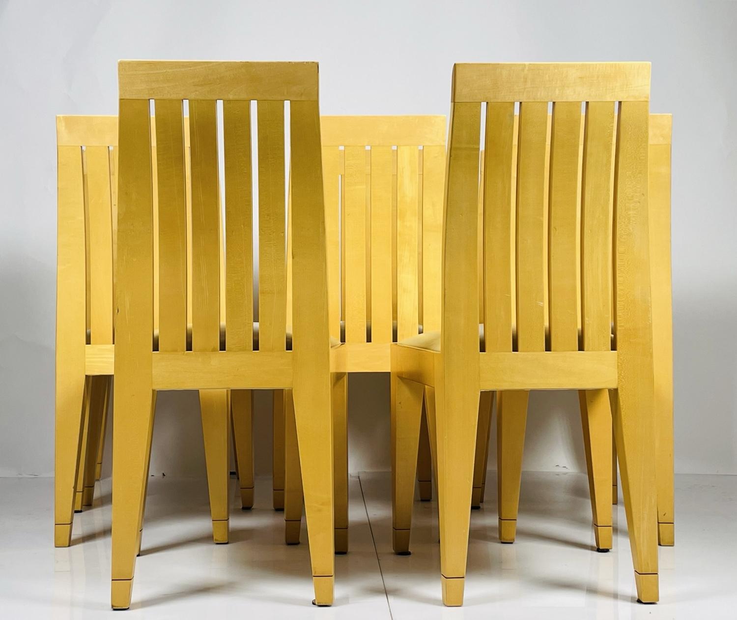 Fin du 20e siècle Ensemble de 8 chaises de salle à manger en bois blond et tapissées de cuir. en vente