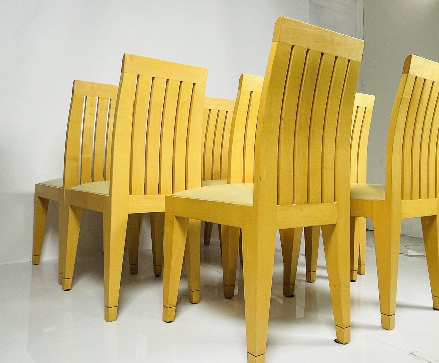 Satz von 8 Esszimmerstühlen aus blondem Holz und Lederpolsterung. im Angebot 1
