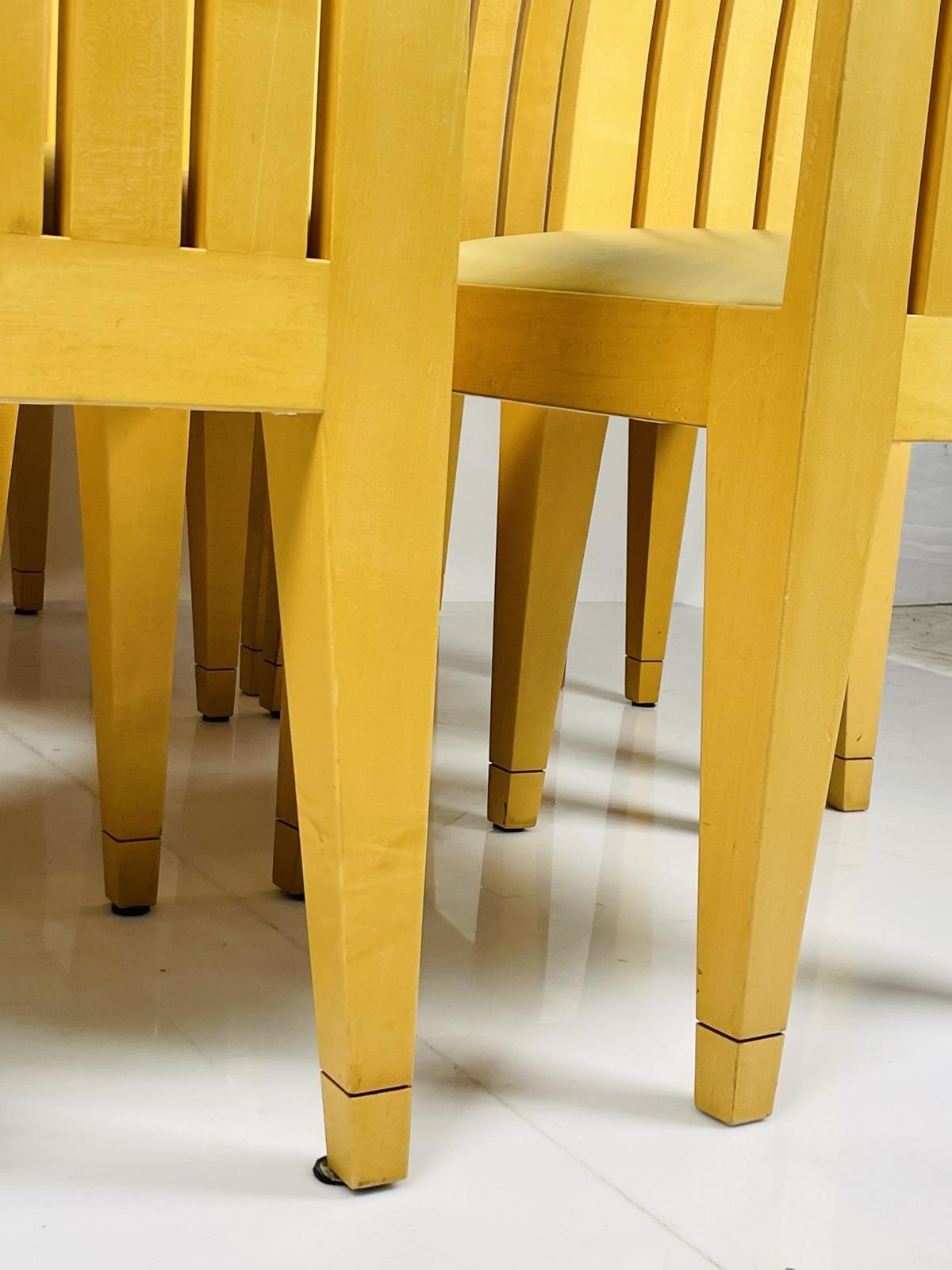 Ensemble de 8 chaises de salle à manger en bois blond et tapissées de cuir. en vente 2