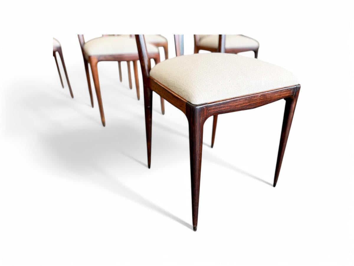 Mid-Century moderno Set di 8 sedie da pranzo in legno e lino di Giuseppe Scapinelli, 1950 ca. in vendita