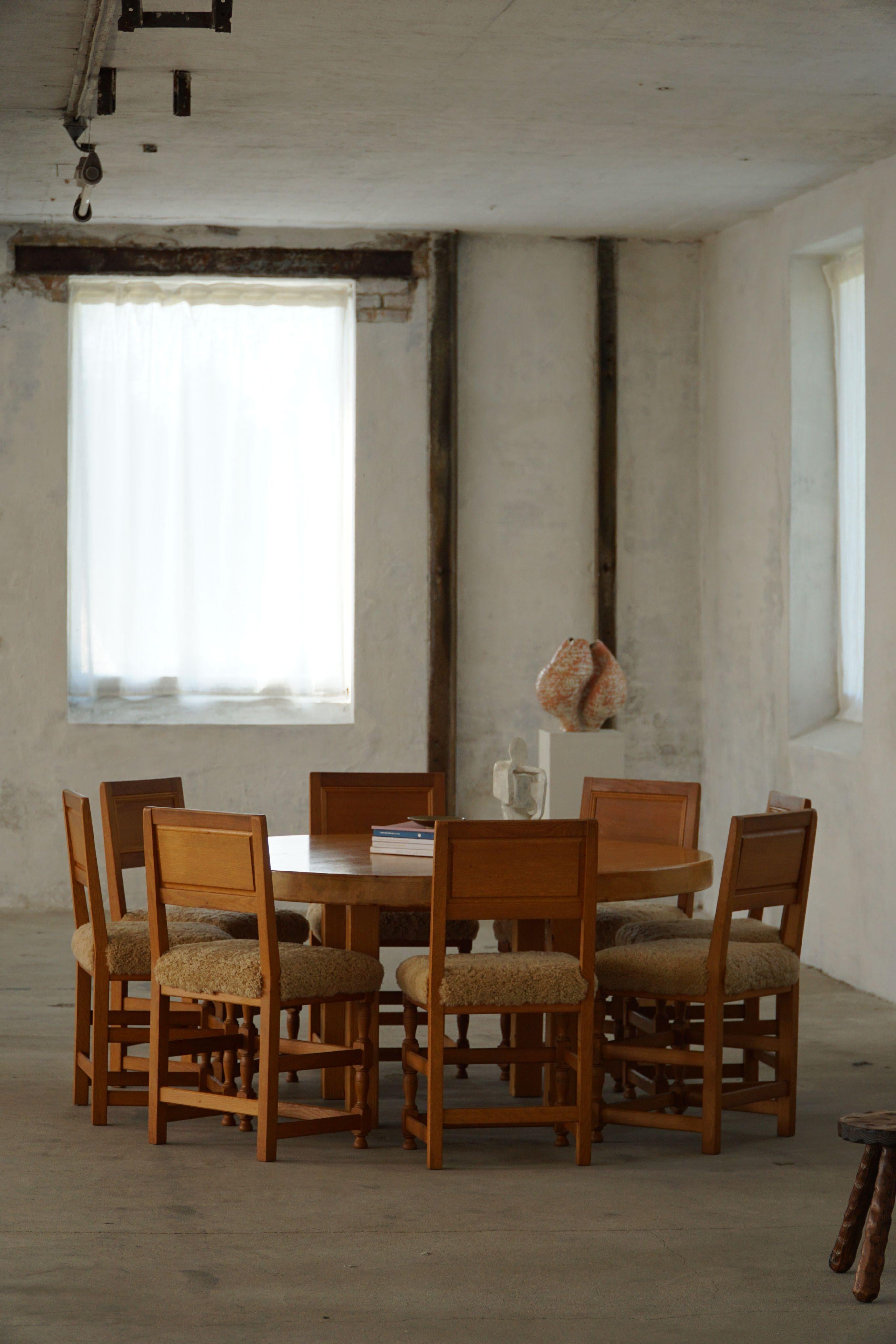 Un classico set di otto sedie da pranzo artigianali in Oak, risalenti alla metà del XX secolo. Con i loro solidi schienali pannellati e la falegnameria finemente eseguita, queste sedie incarnano una qualità senza tempo e un'onesta lavorazione