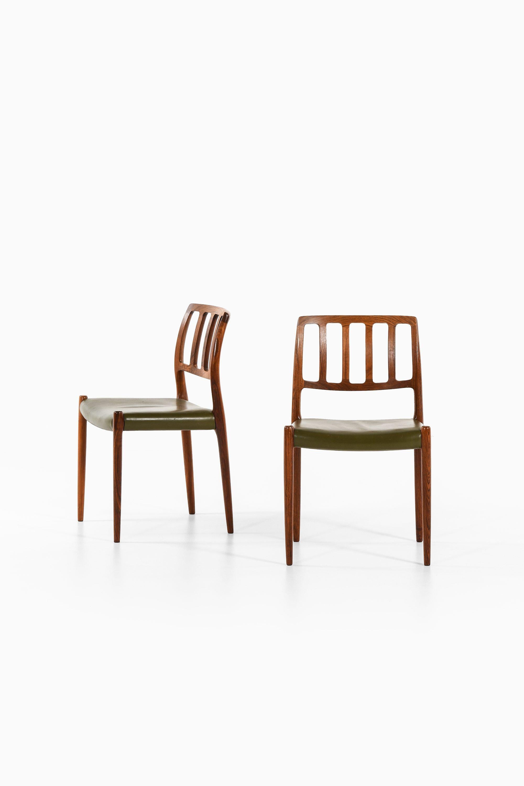Scandinavo moderno Set di 8 sedie da pranzo in legno di palissandro e pelle verde di Niels O. Møller, anni '70 in vendita