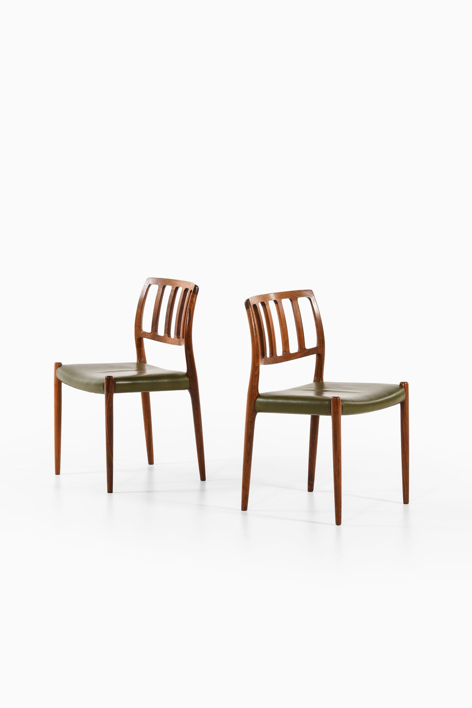 Danese Set di 8 sedie da pranzo in legno di palissandro e pelle verde di Niels O. Møller, anni '70 in vendita
