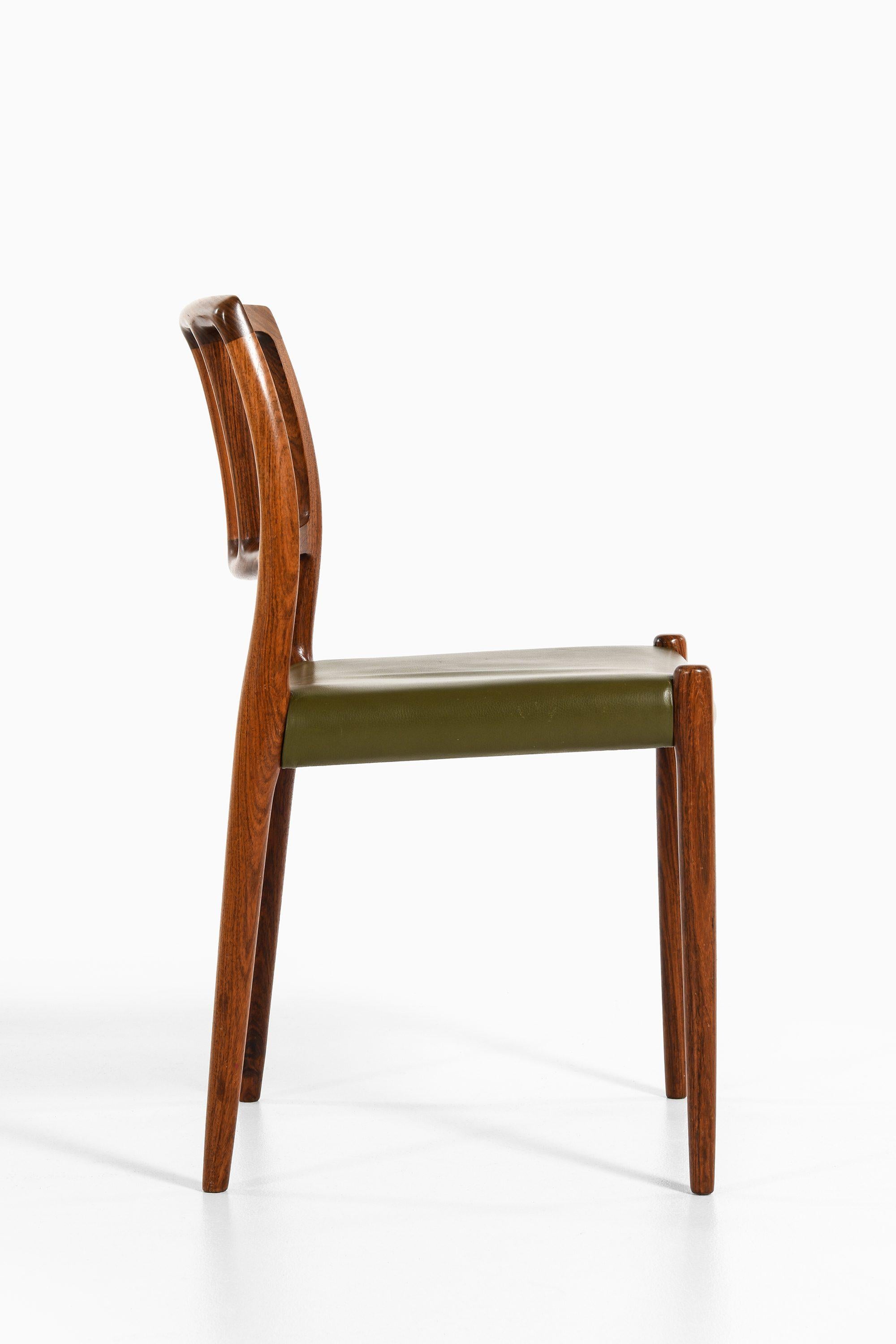 Set di 8 sedie da pranzo in legno di palissandro e pelle verde di Niels O. Møller, anni '70 In condizioni buone in vendita a Limhamn, Skåne län