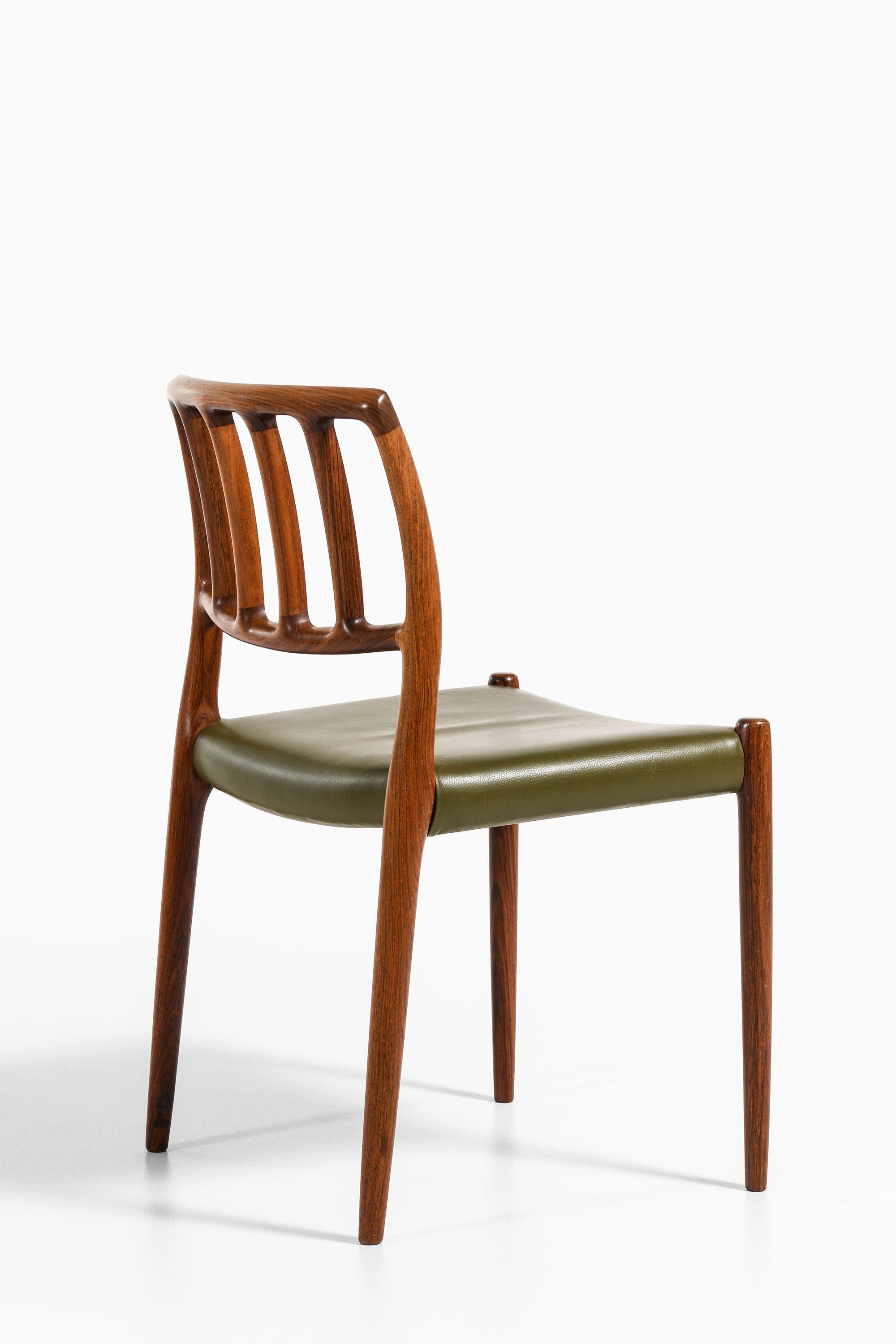 XX secolo Set di 8 sedie da pranzo in legno di palissandro e pelle verde di Niels O. Møller, anni '70 in vendita
