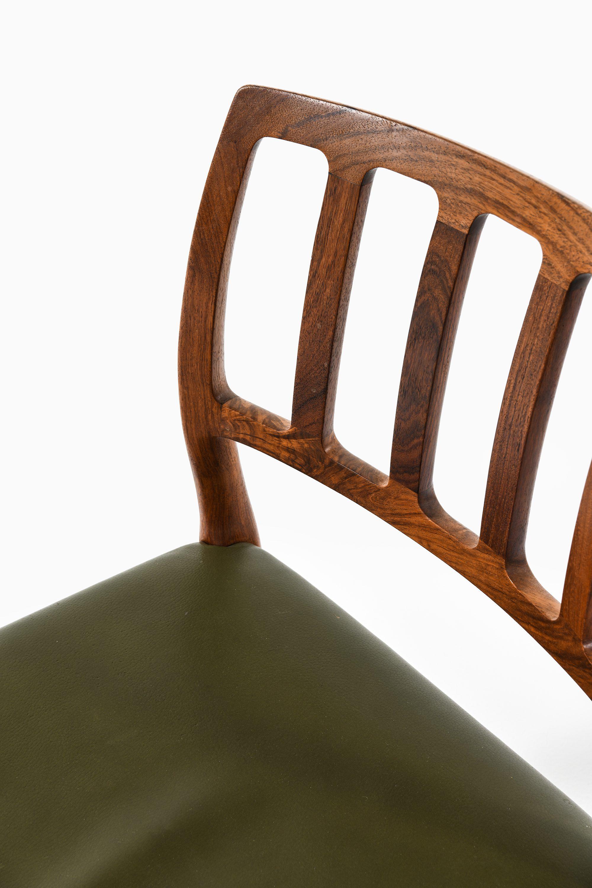 Set di 8 sedie da pranzo in legno di palissandro e pelle verde di Niels O. Møller, anni '70 in vendita 1