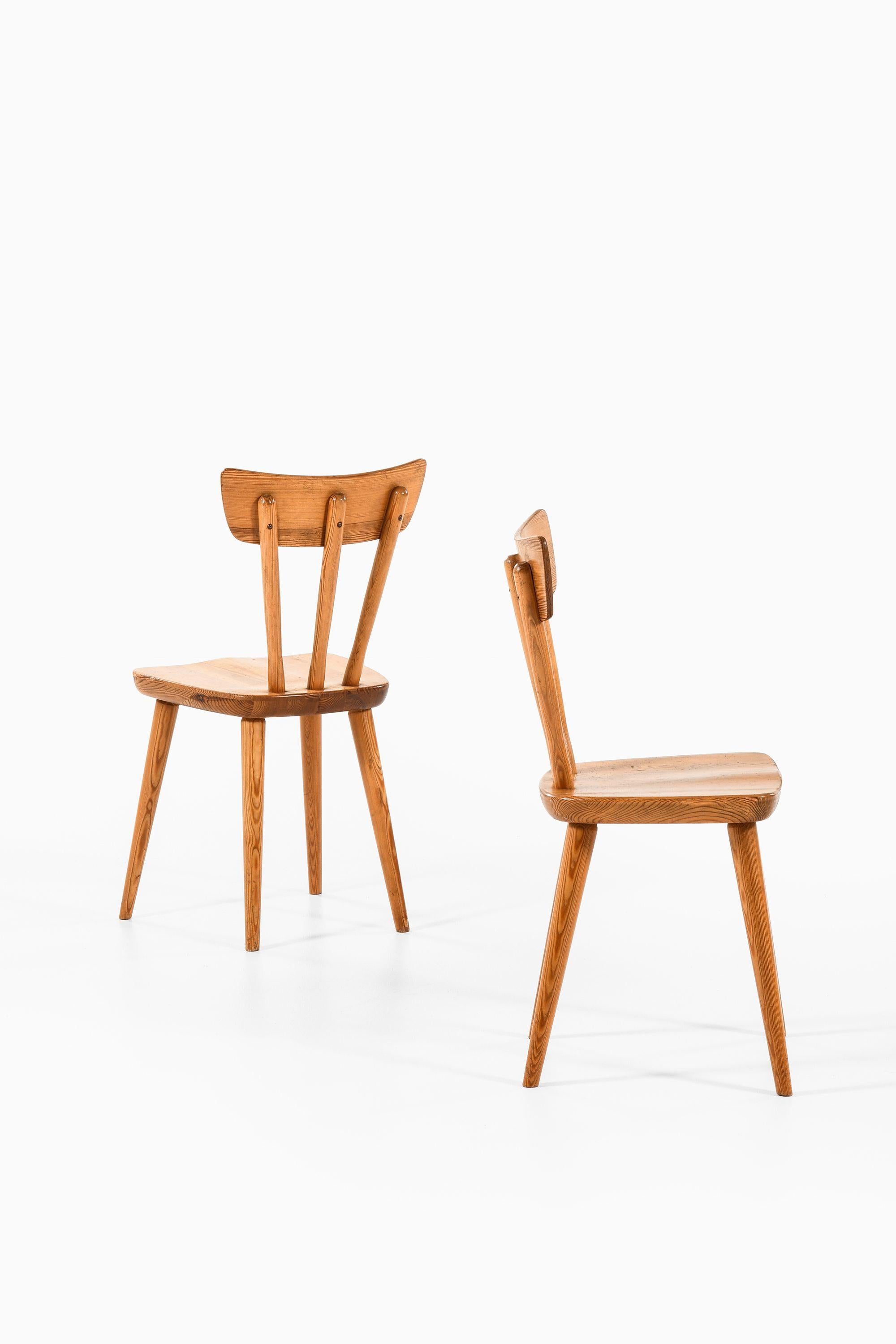 Set of 8 Dining Chairs in Solid Pine by Göran Malmvall, 1940's

Additional Information:
Material: Solid pine
Style: Mid century, Scandinavian
Produced by Svensk fur in Sweden
Dimensions (W x D x H): 40.5 x 42 x 81.5 cm
Seat Height: 44 cm
Condition: