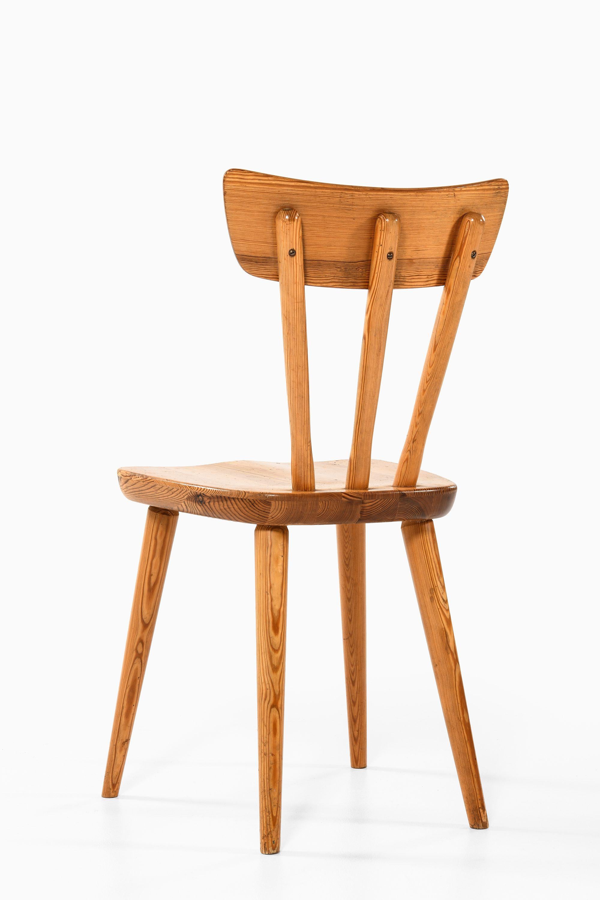 Scandinavian Modern Set of 8 Dining Chairs in Solid Pine by Göran Malmvall, 1940's For Sale