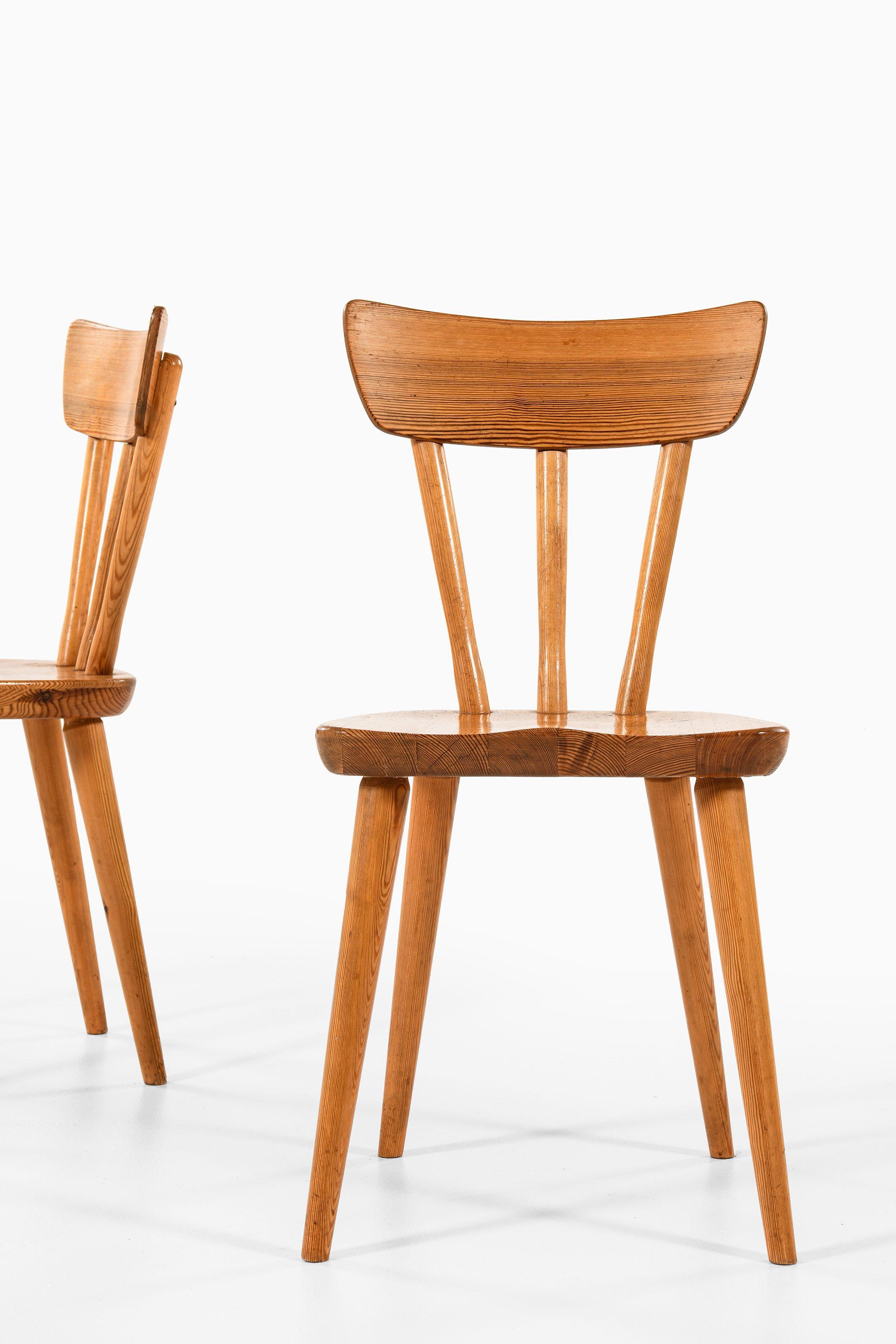 Set of 8 Dining Chairs in Solid Pine by Göran Malmvall, 1940's In Good Condition For Sale In Limhamn, Skåne län