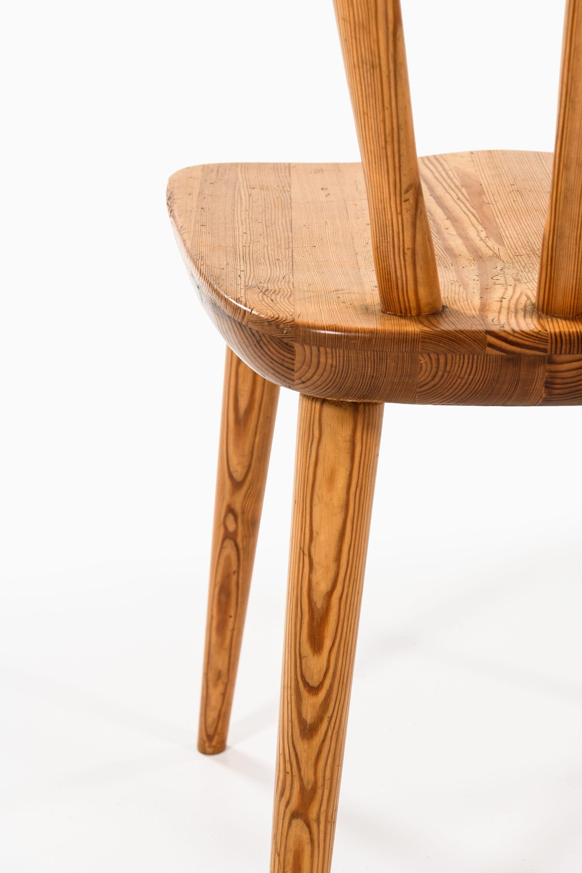 20th Century Set of 8 Dining Chairs in Solid Pine by Göran Malmvall, 1940's For Sale