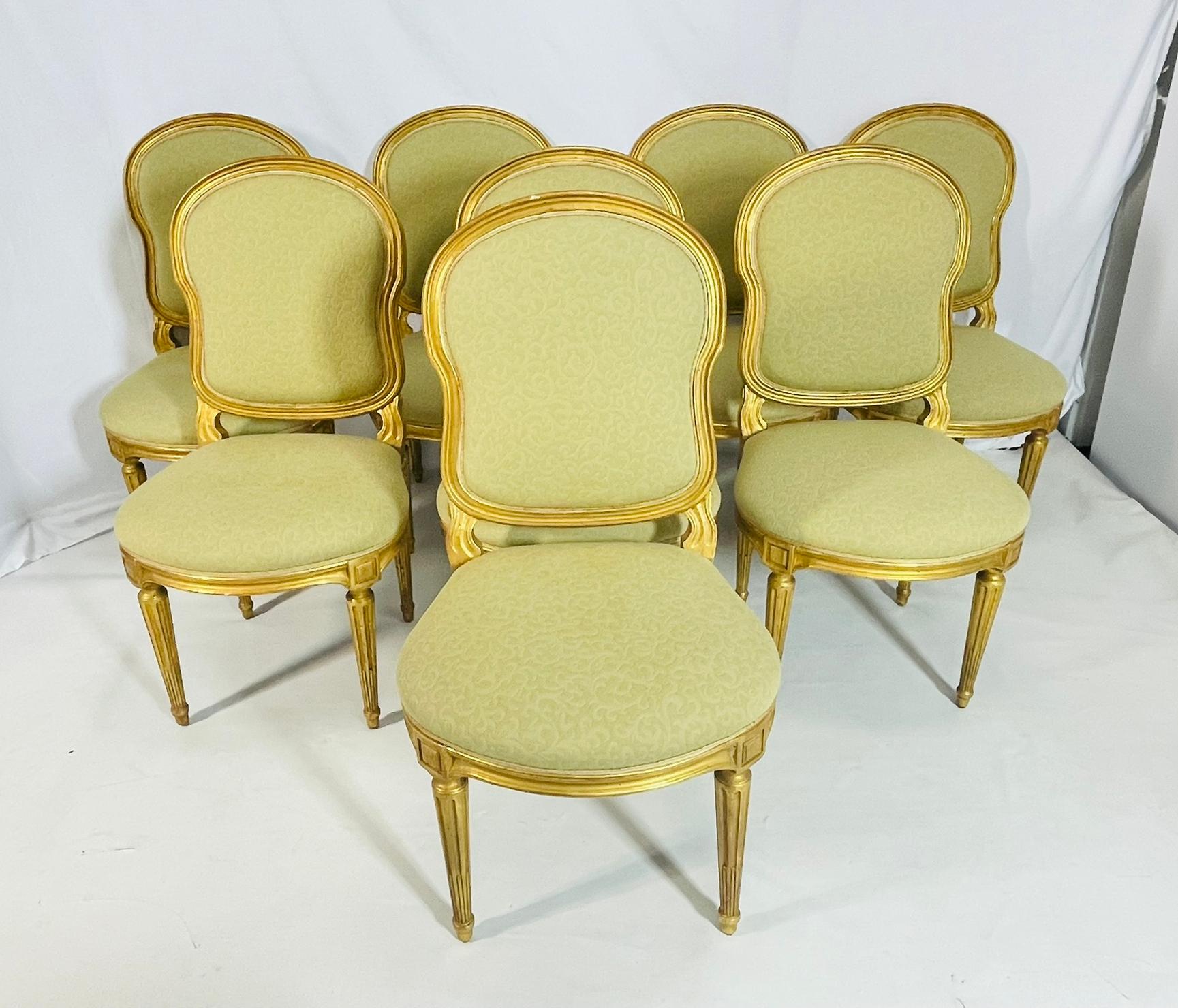 Set di 8 sedie da pranzo in stile Luigi XVI disegnate e prodotte a Los Angeles, in California, da Dennis & Leen. 

Le sedie sono realizzate con dettagli intricati, le cornici in legno sono dorate e hanno splendidi dettagli intagliati, le sedute sono