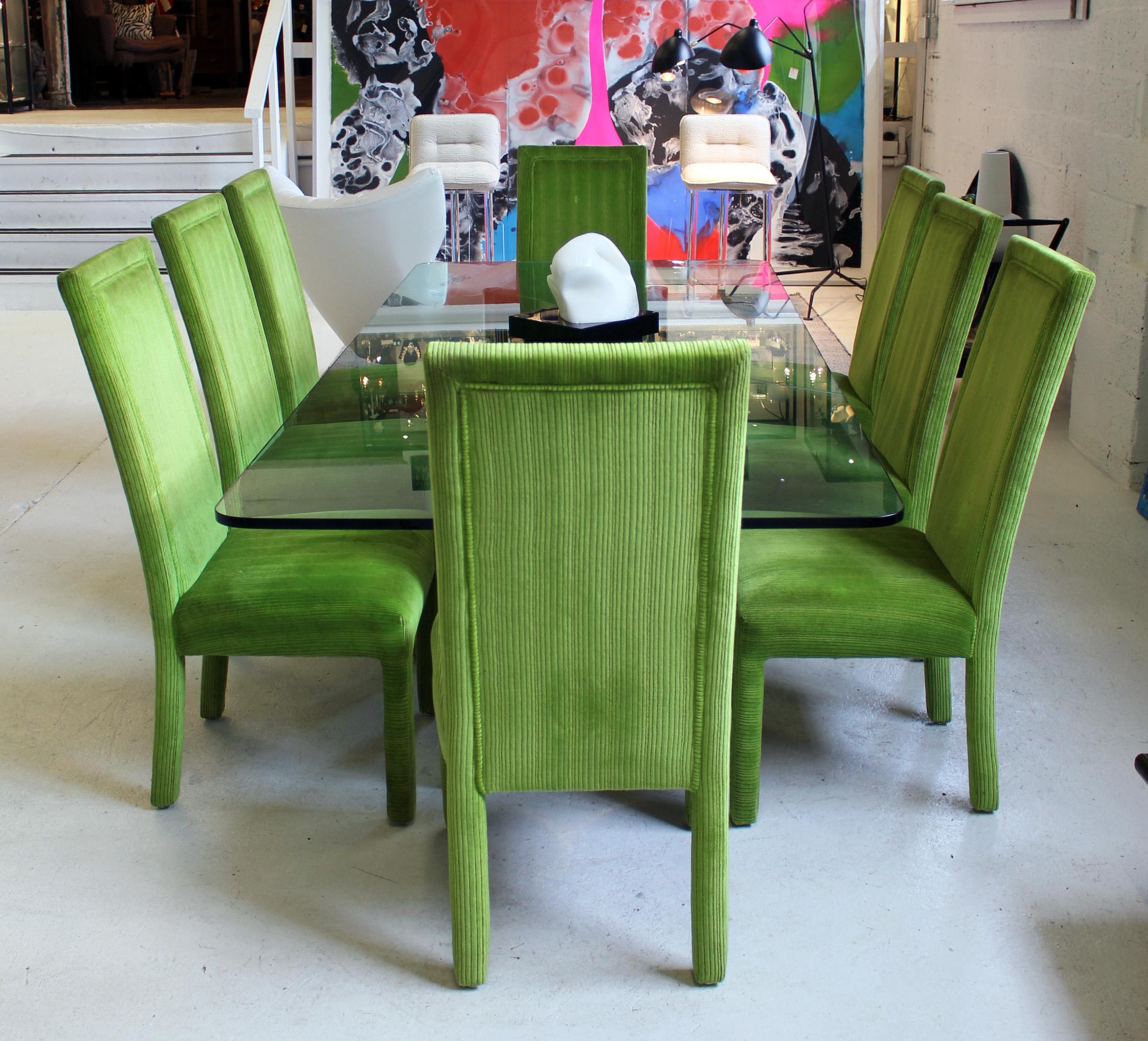 Mid-Century Modern Set of 8 Dining Chairs in Vintage Classic Green Color For Sale