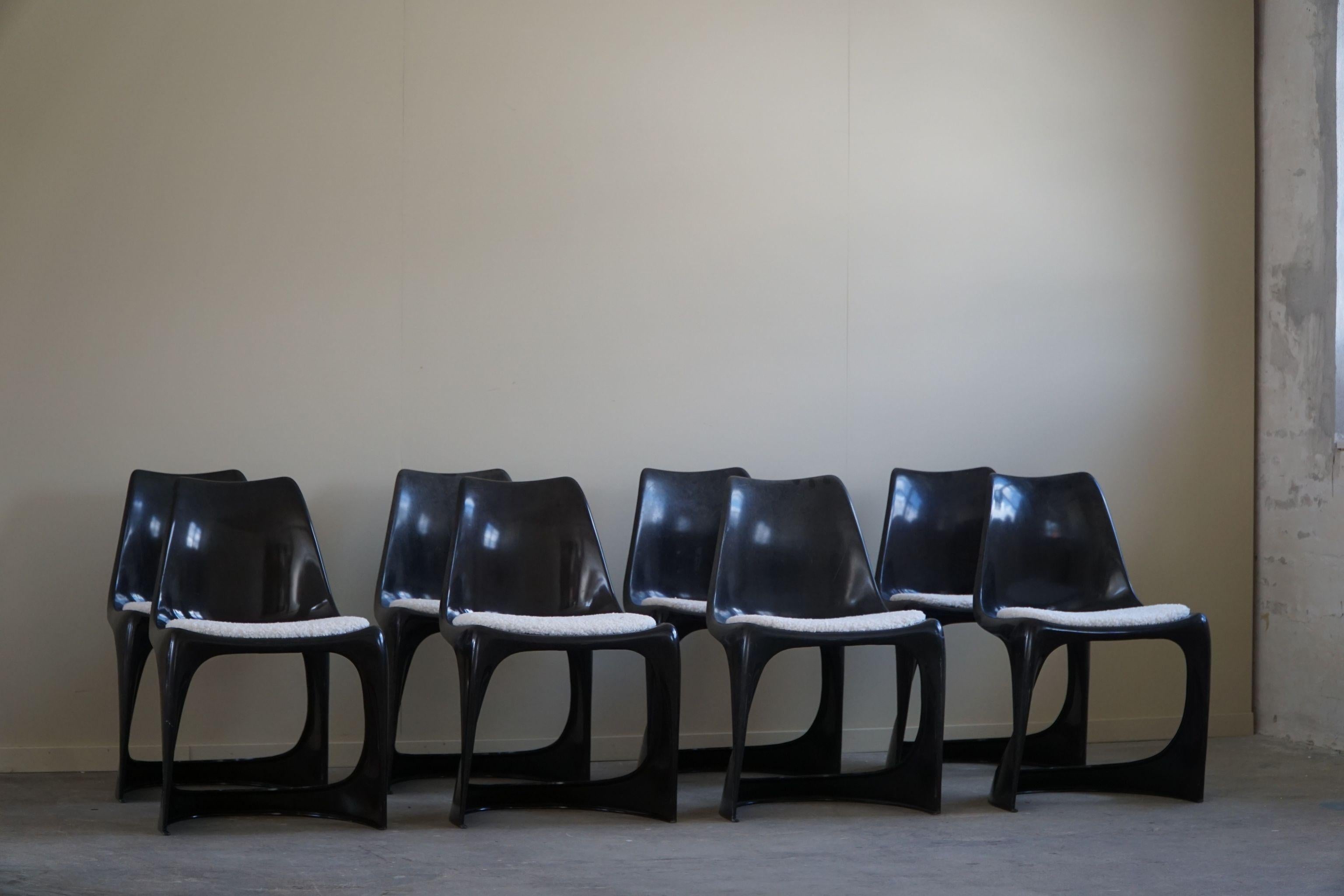 Cet ensemble de 8 chaises de salle à manger, conçu à l'origine par Steens Østergaard en 1966, est un exemple étonnant du design danois du milieu du siècle dernier. Les chaises présentent un design épuré et minimaliste, avec des lignes nettes et une
