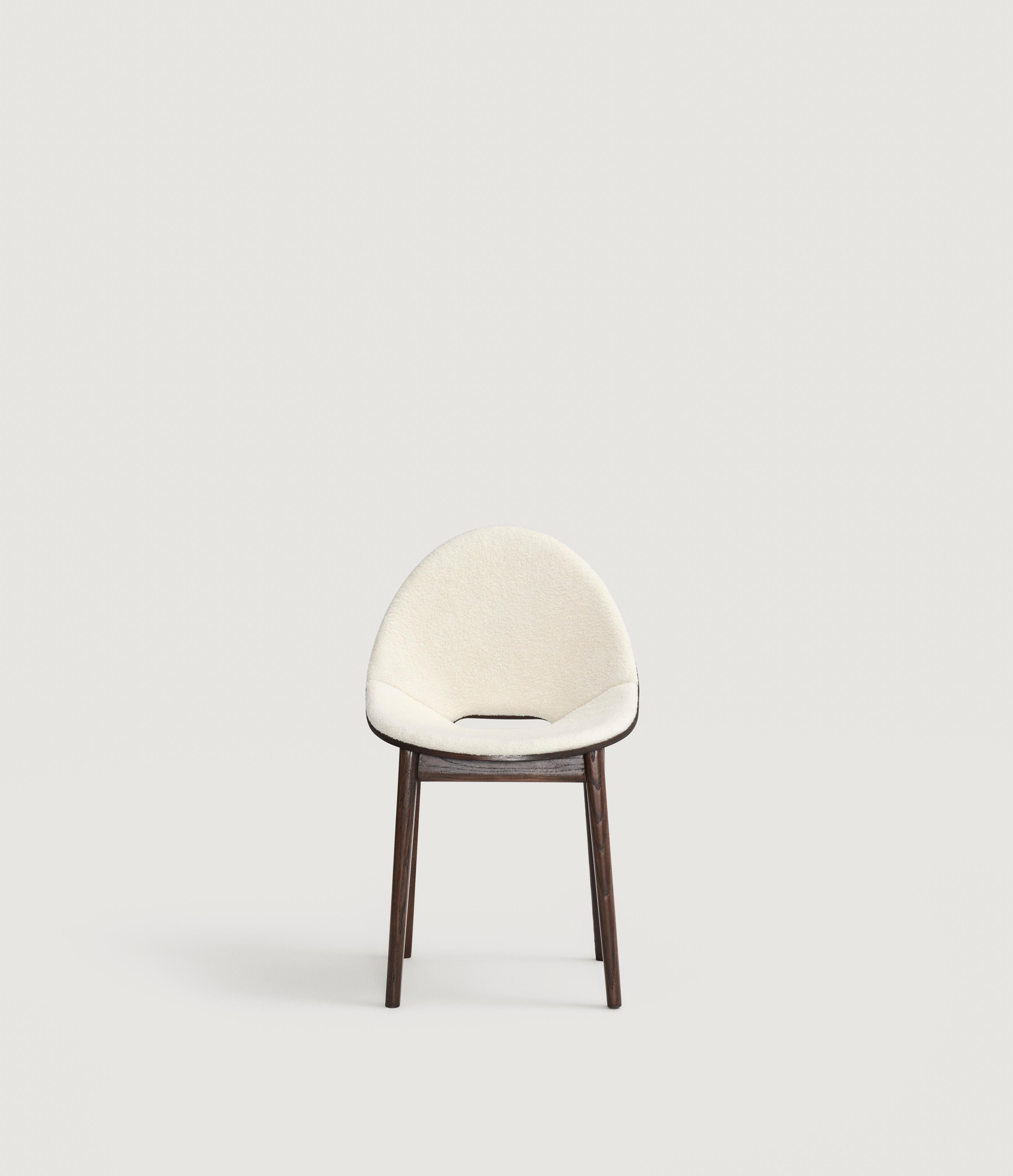 Set aus 8 Esszimmerstühlen mit halbgepolstertem Sitz und Rückenlehne in Nussbaumoptik (Moderne) im Angebot