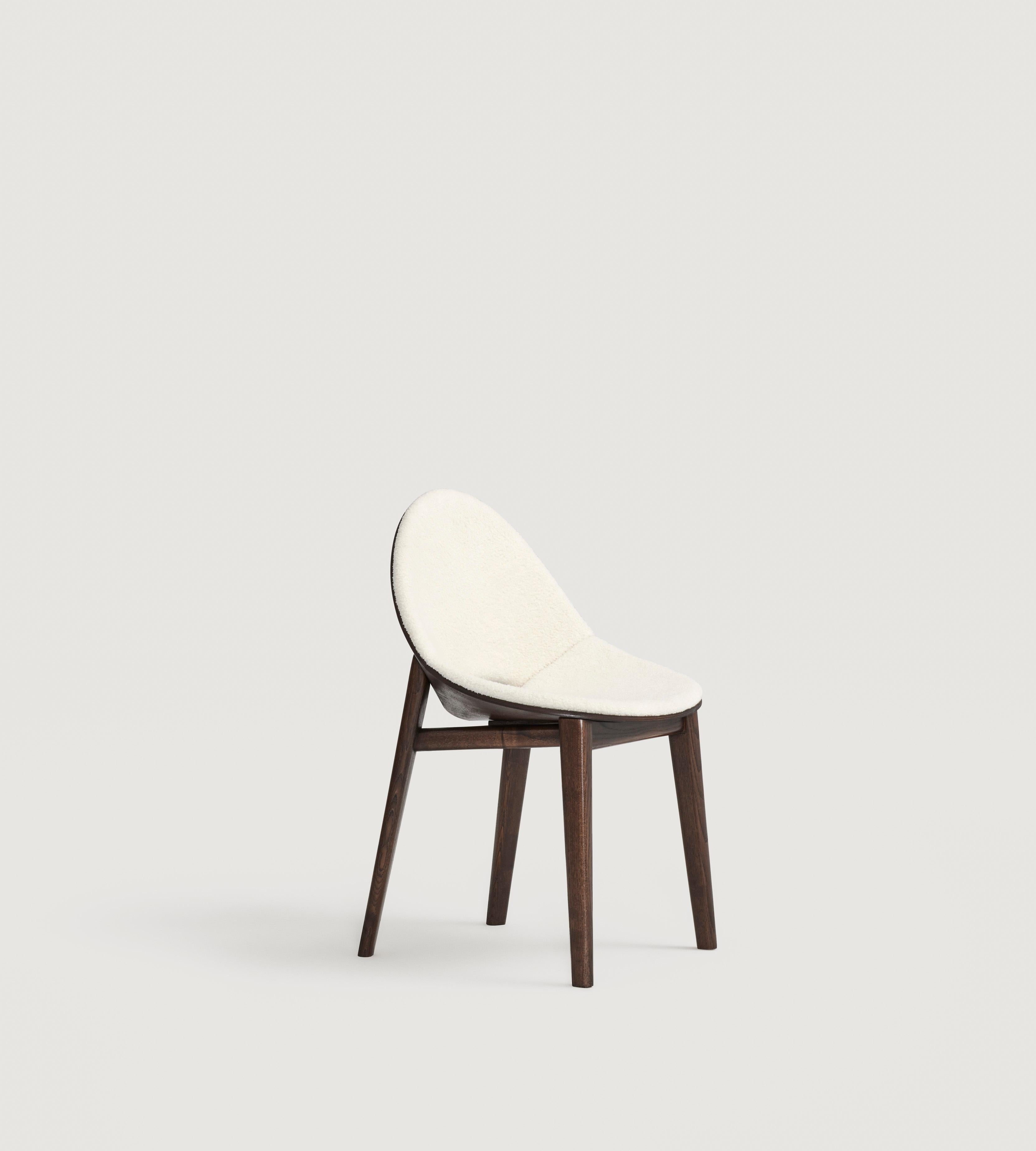 Set aus 8 Esszimmerstühlen mit halbgepolstertem Sitz und Rückenlehne in Nussbaumoptik (Spanisch) im Angebot