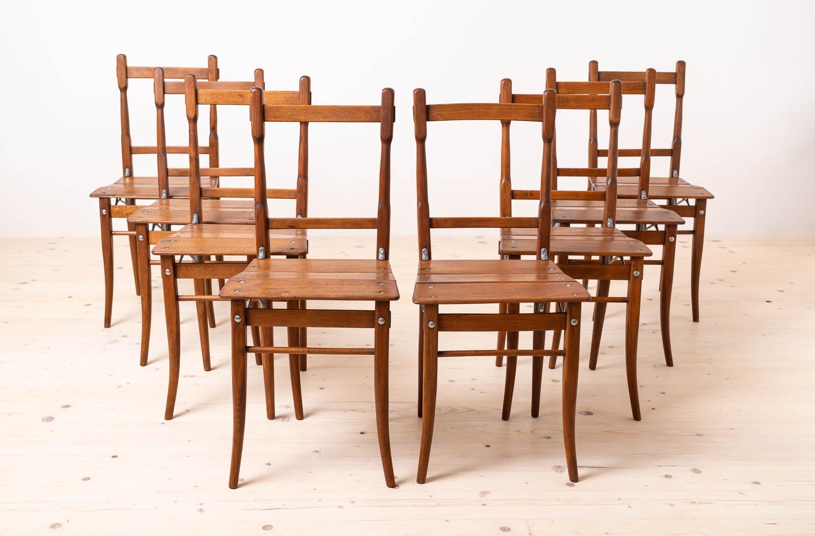Este juego de 8 sillas de comedor / pensión / posada procede de la República Checa y fue fabricado en Fryšták. Diseñado por Valentin Jadrníček, que fundó su primera fábrica en Fryšták, cerca de Zlin, e inició la producción en 1891. La producción se