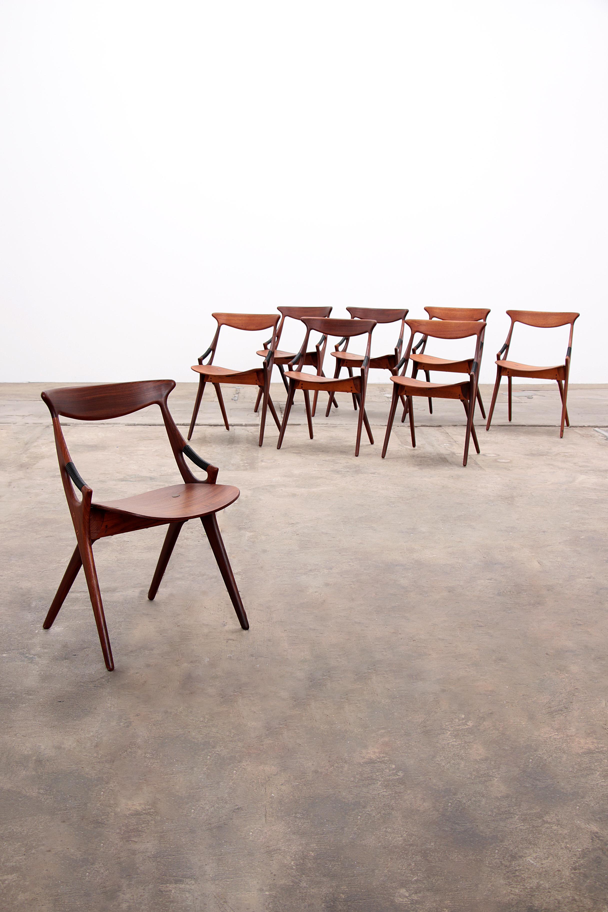 Set of 8 dinning chairs model 71, Arne Hovmand Olsen for Mogens Kold, 1960s

Discover the timeless elegance of the Arne Hovmand-Olsen designer chair, a masterpiece that embodies the essence of Scandinavian design. This vintage chair, manufactured in