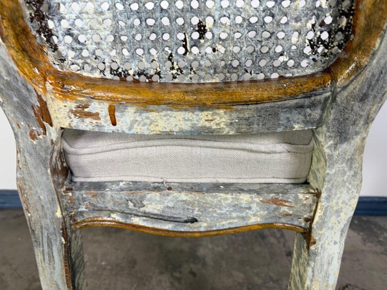 Conjunto de 8 sillas de comedor francesas de estilo Luis XV con respaldo de caña, envejecidas en venta 9