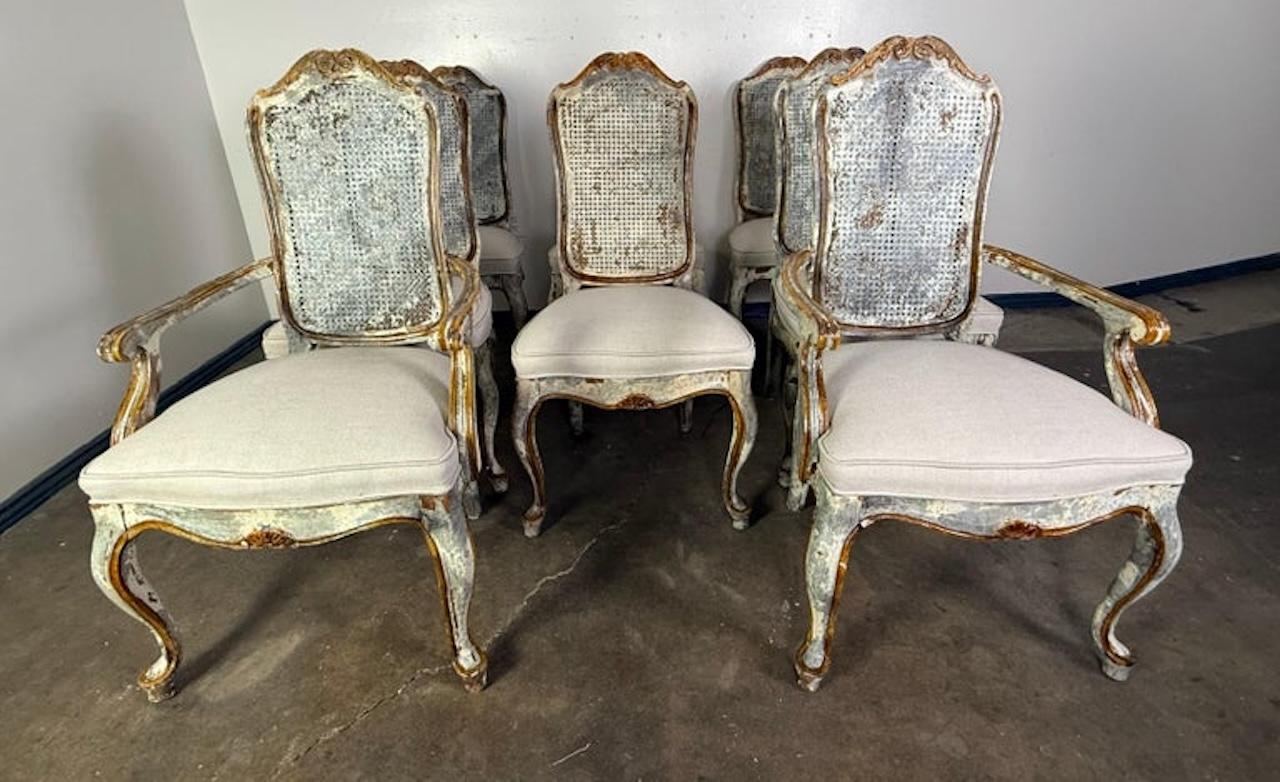Conjunto de 8 sillas de comedor francesas de estilo Luis XV con respaldo de caña, envejecidas Francés en venta