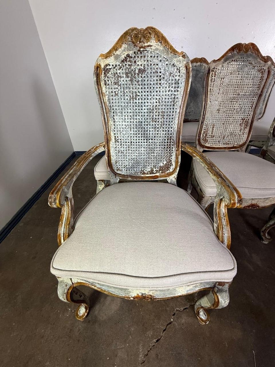 Conjunto de 8 sillas de comedor francesas de estilo Luis XV con respaldo de caña, envejecidas en Desgastado estado para la venta en Los Angeles, CA