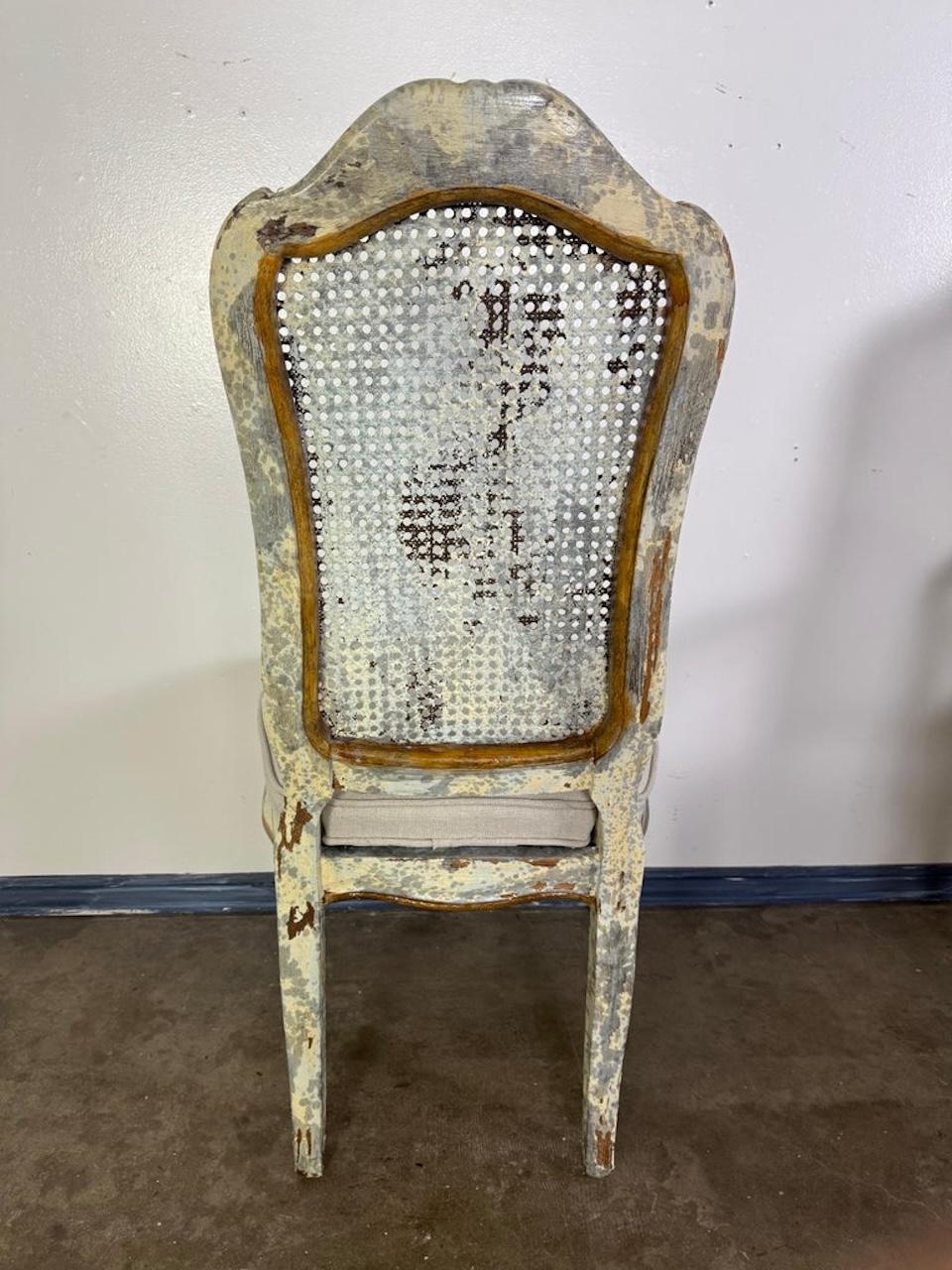 Conjunto de 8 sillas de comedor francesas de estilo Luis XV con respaldo de caña, envejecidas Lino en venta