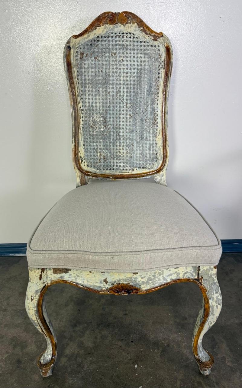 Conjunto de 8 sillas de comedor francesas de estilo Luis XV con respaldo de caña, envejecidas en venta 2