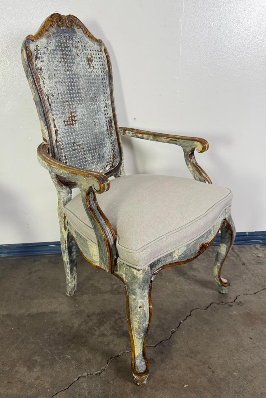 Conjunto de 8 sillas de comedor francesas de estilo Luis XV con respaldo de caña, envejecidas en venta 3