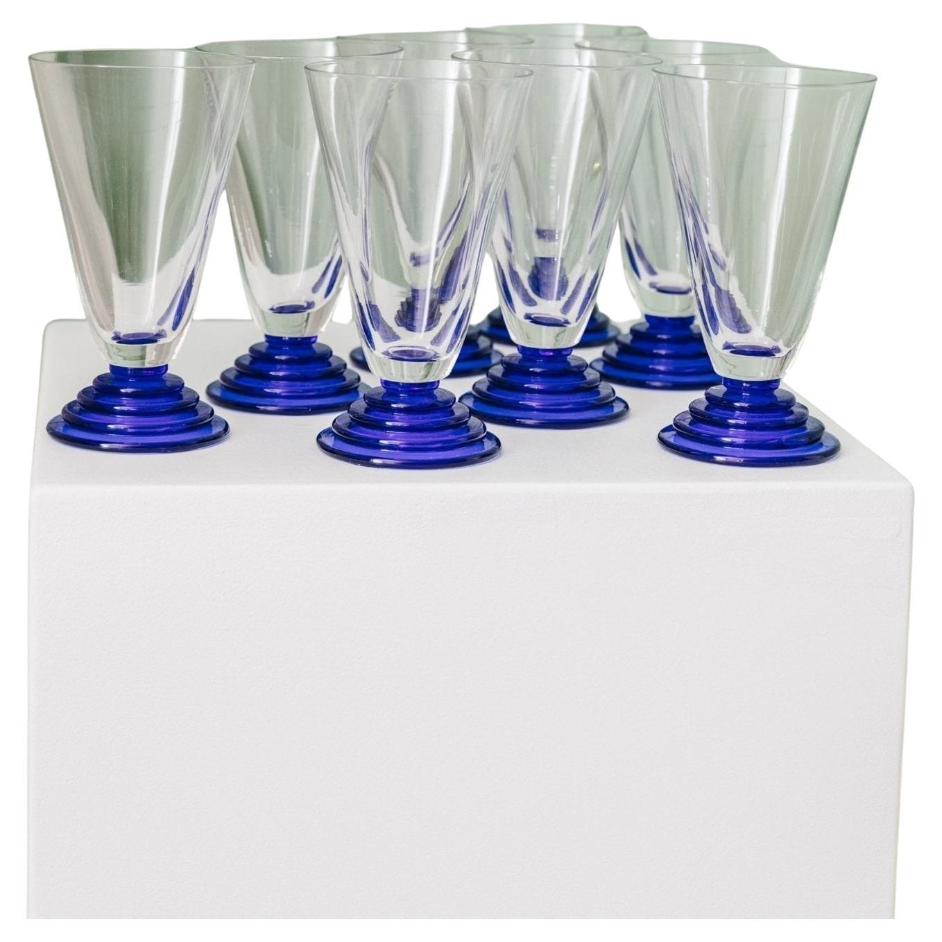 Juego de 8 vasos para beber - Copa de helado en estilo Memphis postmoderno - Años 80

8 copas vintage italianas de cristal prensado con una bonita estructura. Los vasos pueden actuar como copas de vino, agua o champán, o incluso como copa de helado.