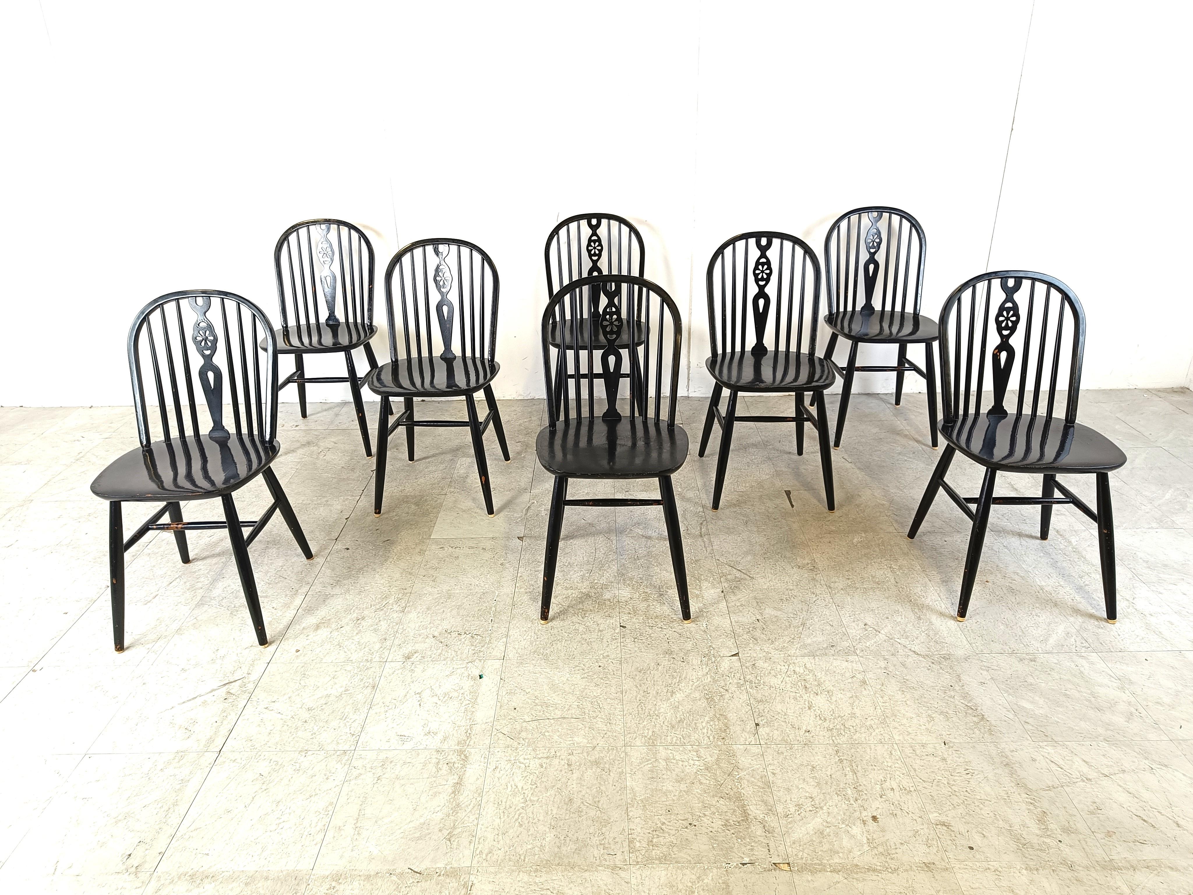 Set of 8 spindle back ercol dining chairs.

The chairs are beautifully crafted with an eye for details and are made of ebonized wooden frames.

Timeless pieces that gives an antique/vintage touch to your interior which mixes well with modern day