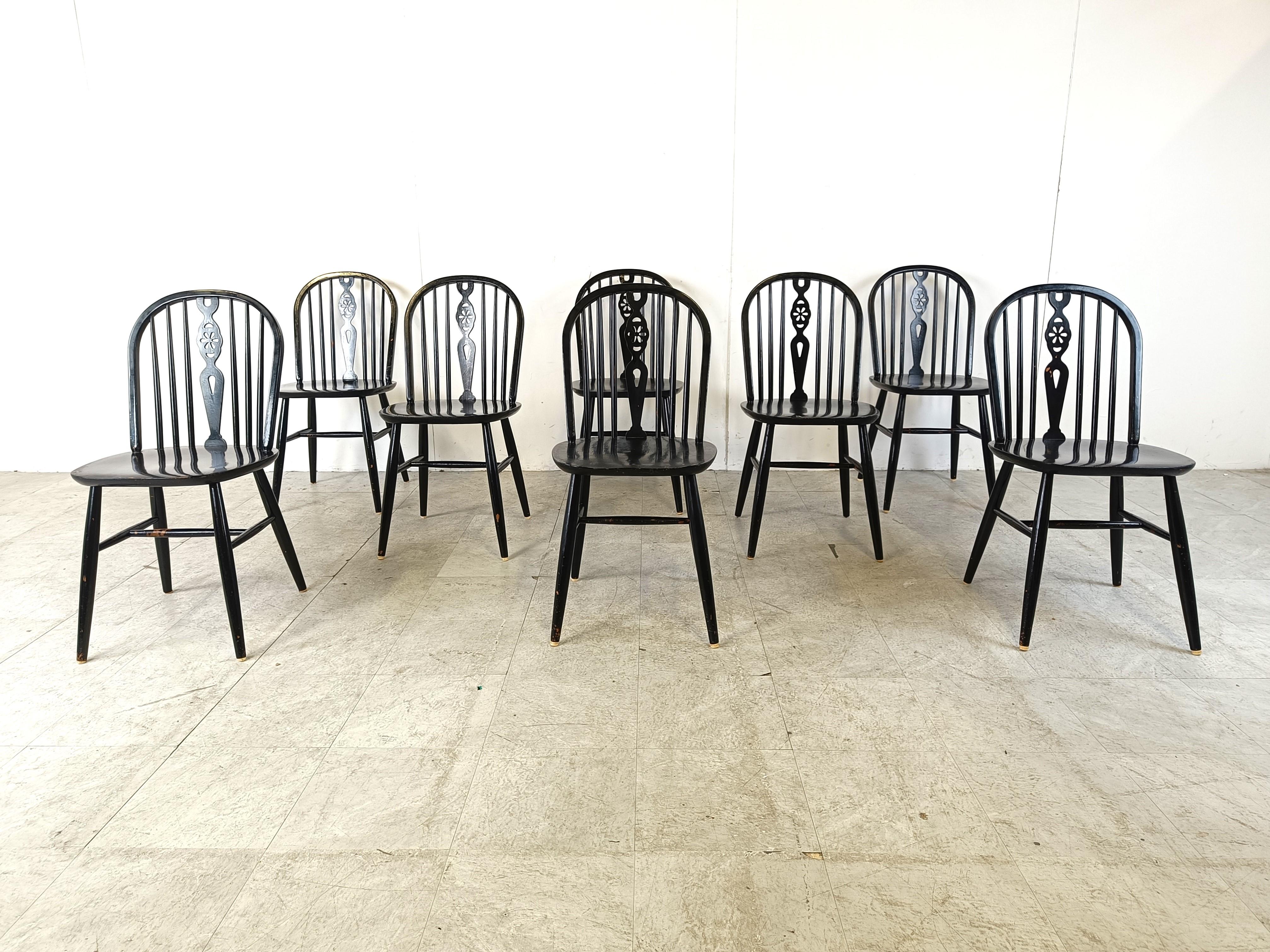 Néoclassique Ensemble de 8 chaises de salle à manger Ercol ébénisées, années 1950