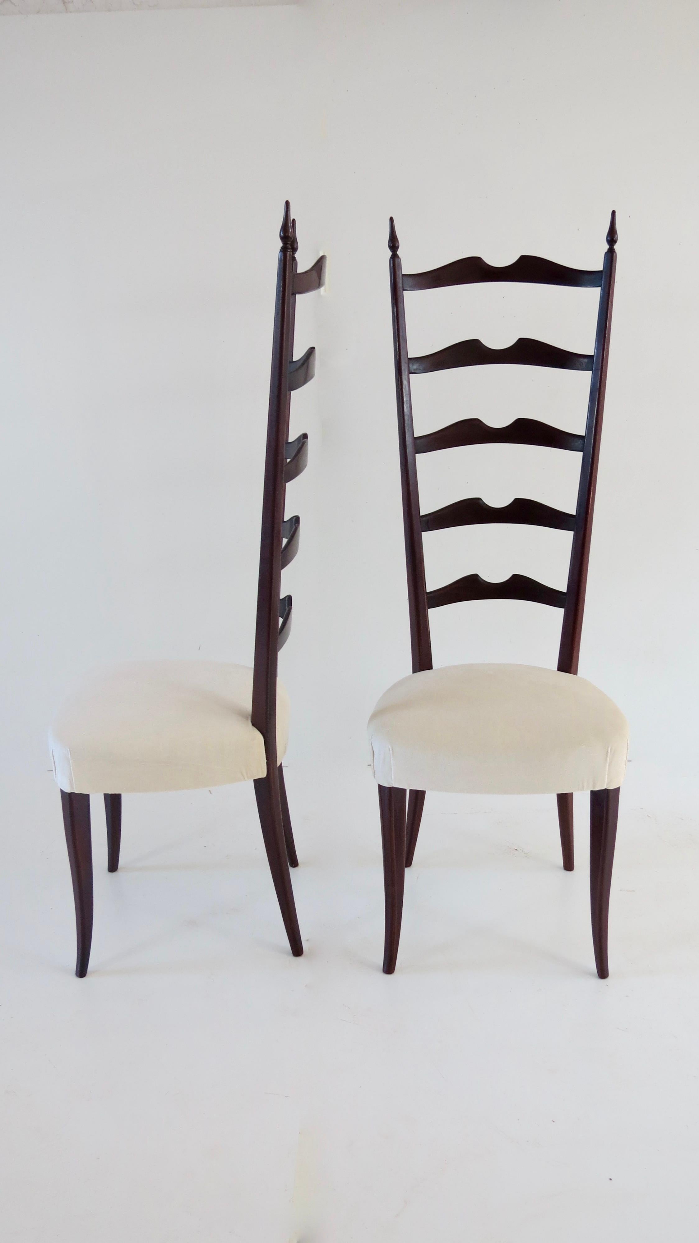 Rare set of eight high back side Chiavari ebonized dining chairs, by Paolo Buffa.
Manufactured by Marelli & Colico, Italy 
Ebonized wood, white velvet fabric
Very good condition
Measures: 50cm x 40 cm, height: 132 cm, height seat: 47 cm.