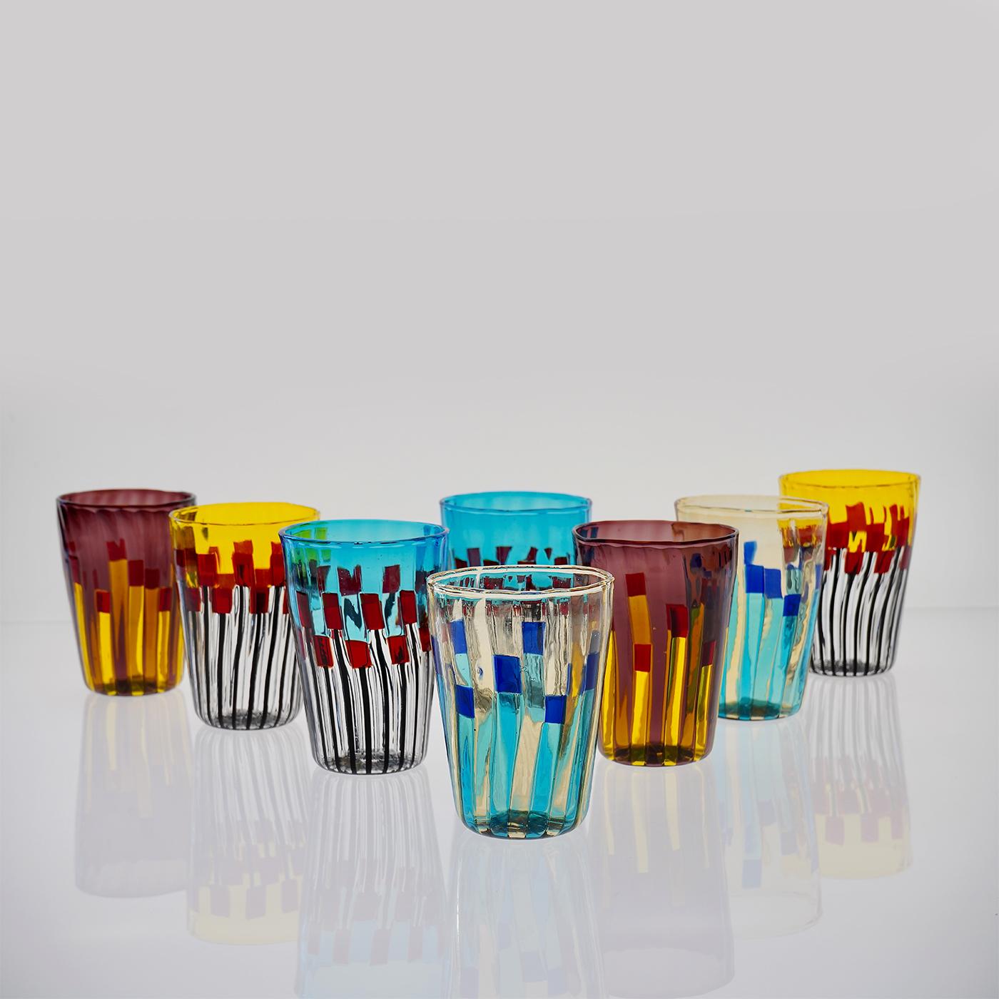 Ce set comprend huit gobelets en verre Murano éclectique de la collection Aria, mettant en valeur quatre styles distincts présentés par paires. Chaque pièce met en valeur un mélange de techniques de verrerie renommées, notamment la finition à la
