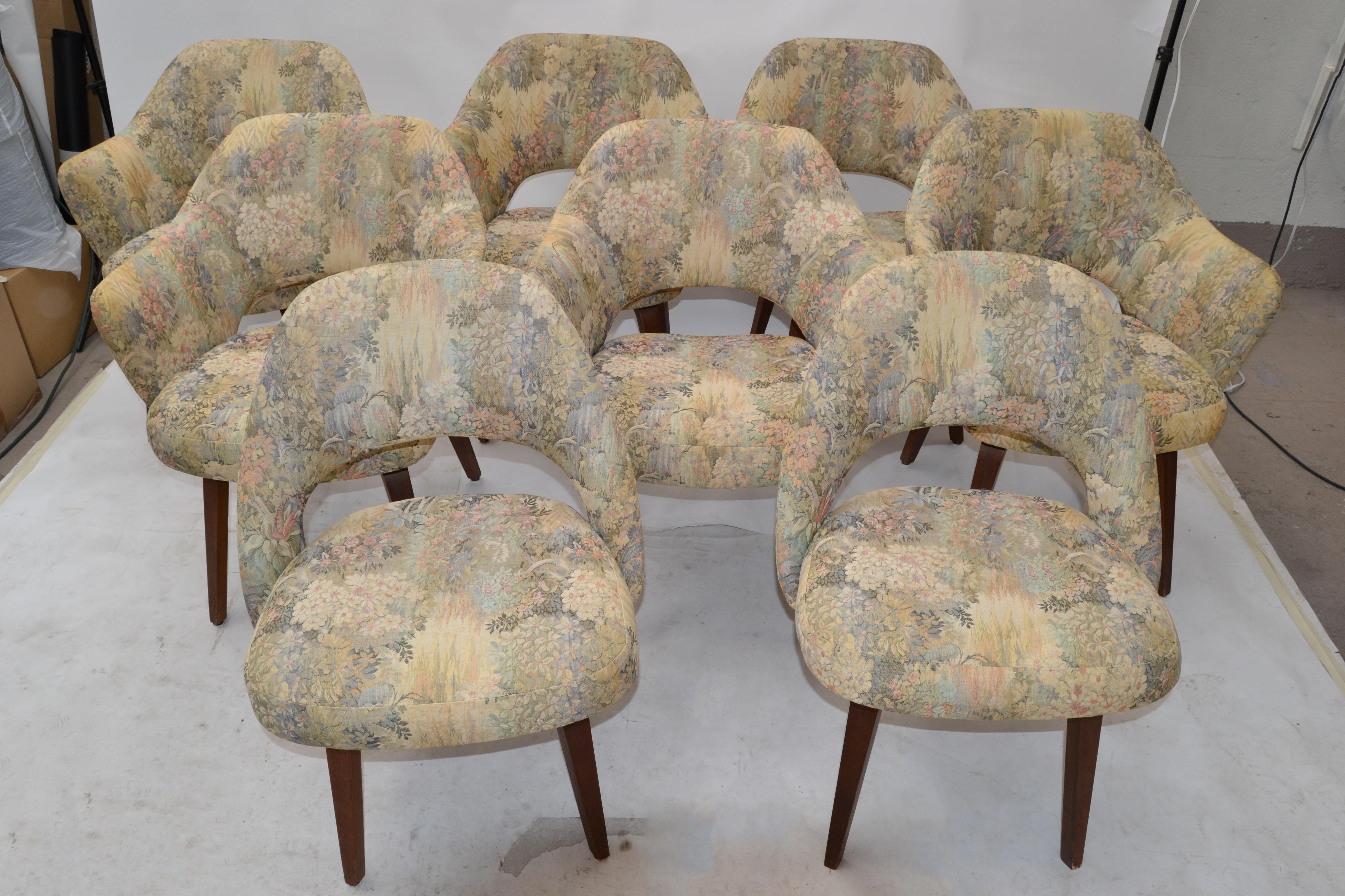 Set of 8 Dining Chairs designed by Eero Saarinen for Knoll in original Fabric and with wooden legs made in the 1950.
We have here 6 armchairs and 2 Side Chairs.
We recommend to have the Set new upholstered.
Side chair measures:
Height: 30.75