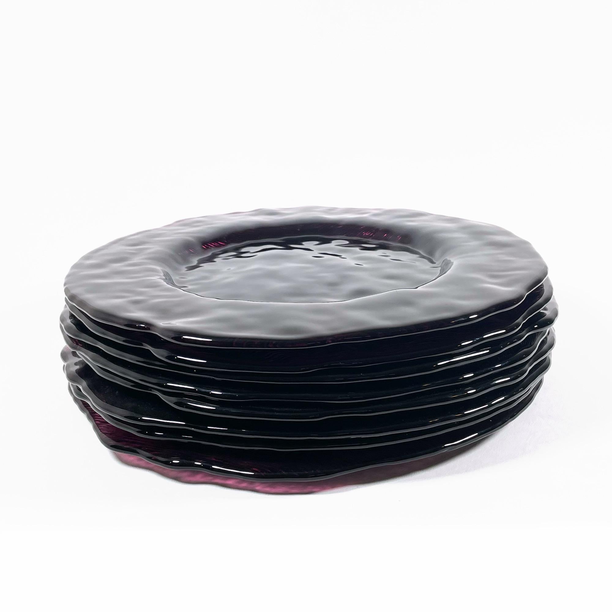 Set of 8 Elegant Violet Glass Plates In Excellent Condition For Sale In PARIS, FR