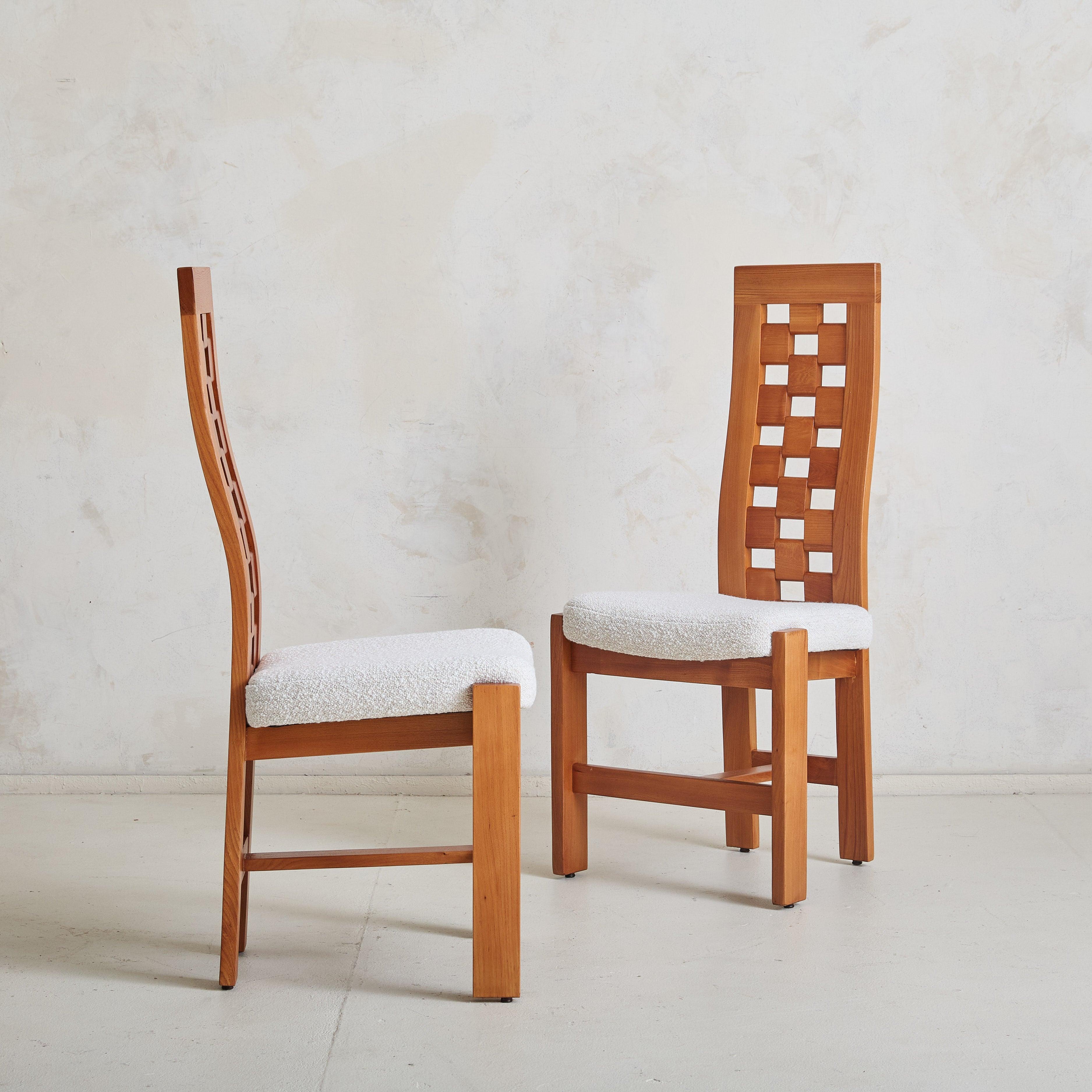 Français Ensemble de 8 chaises de salle à manger en orme attribuée à la Maison Regain, 1970 en vente