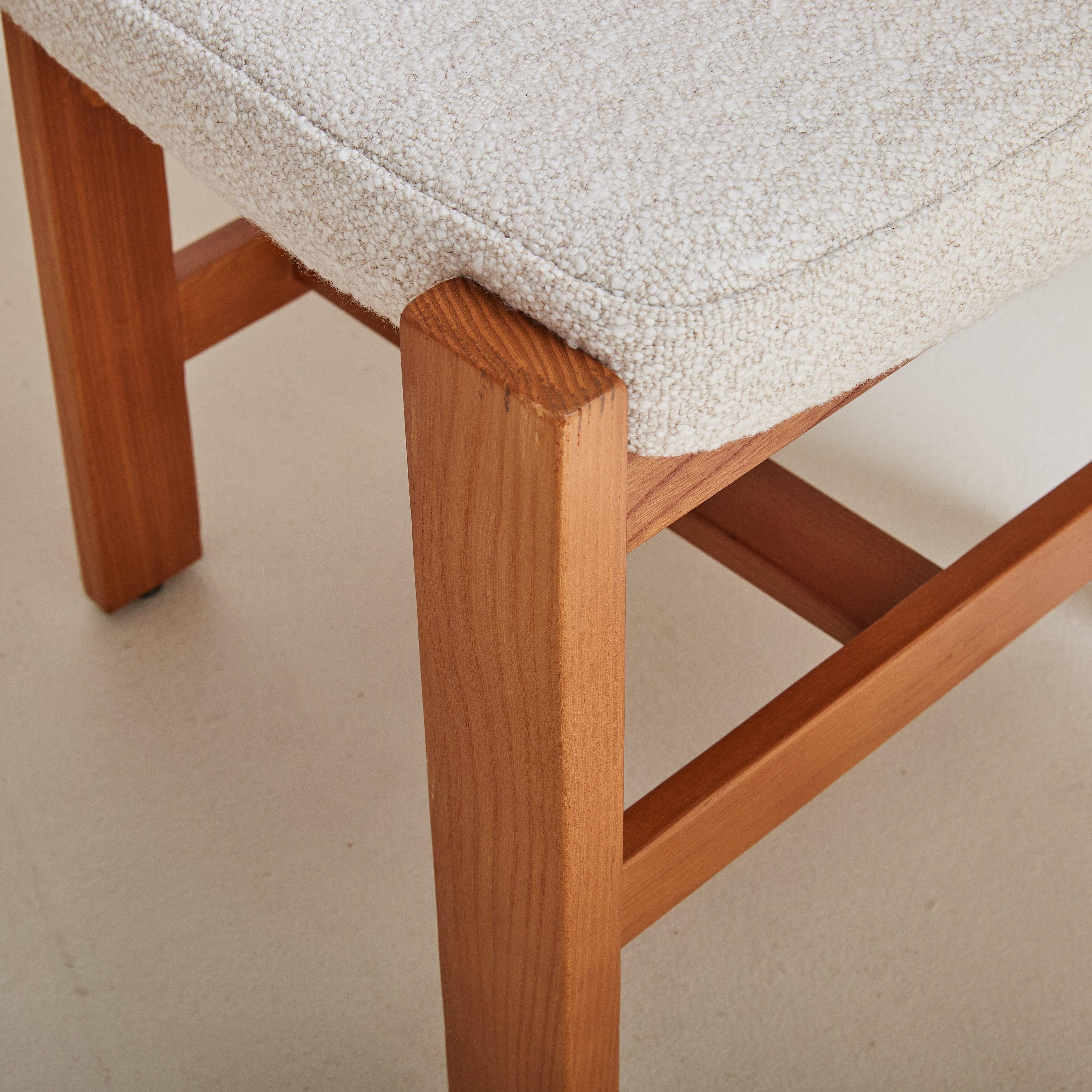 Ensemble de 8 chaises de salle à manger en orme attribuée à la Maison Regain, 1970 en vente 2