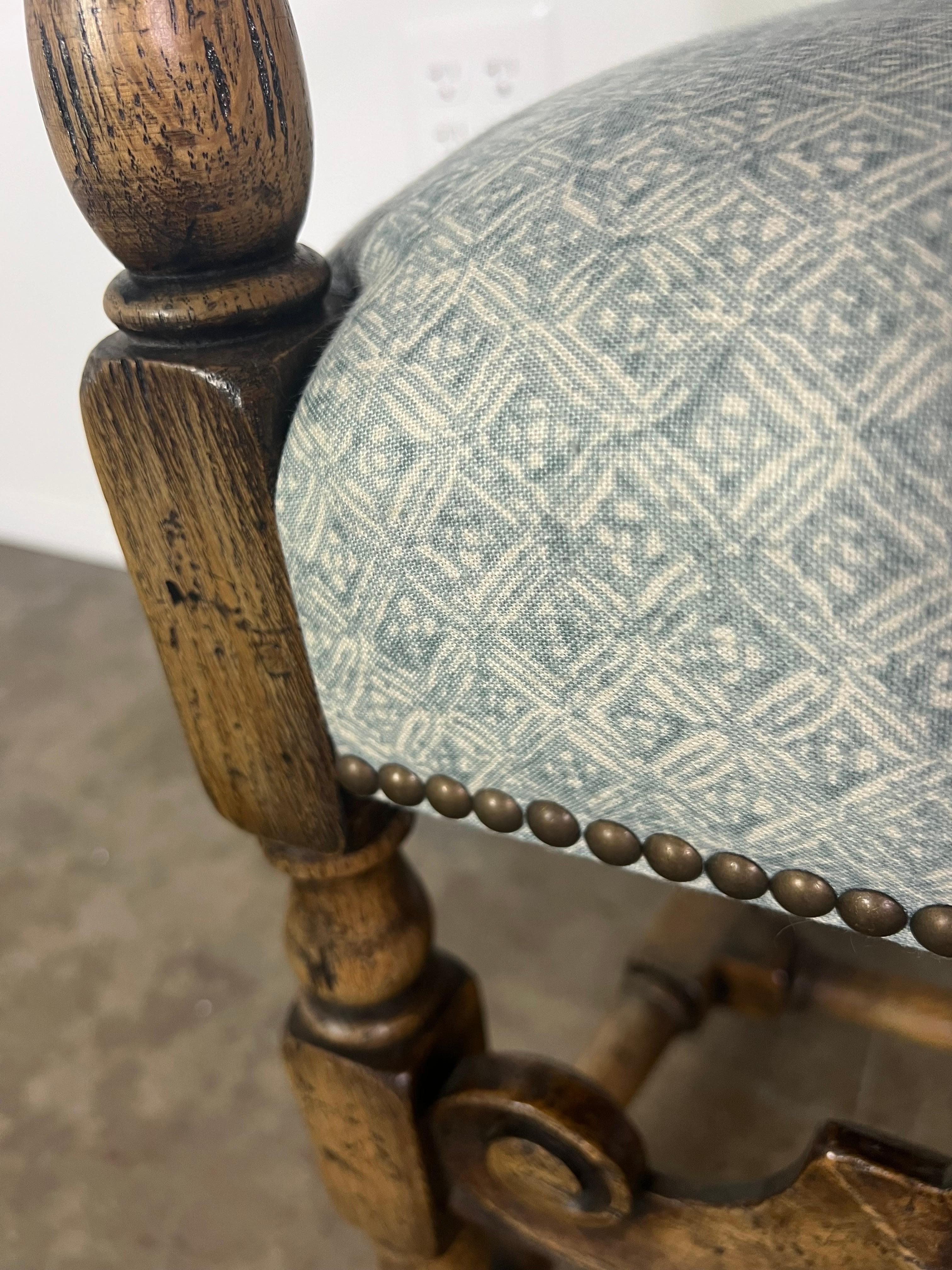 Ensemble de 8 chaises de salle à manger anglaises du 19ème siècle avec tapisserie en lin en vente 4