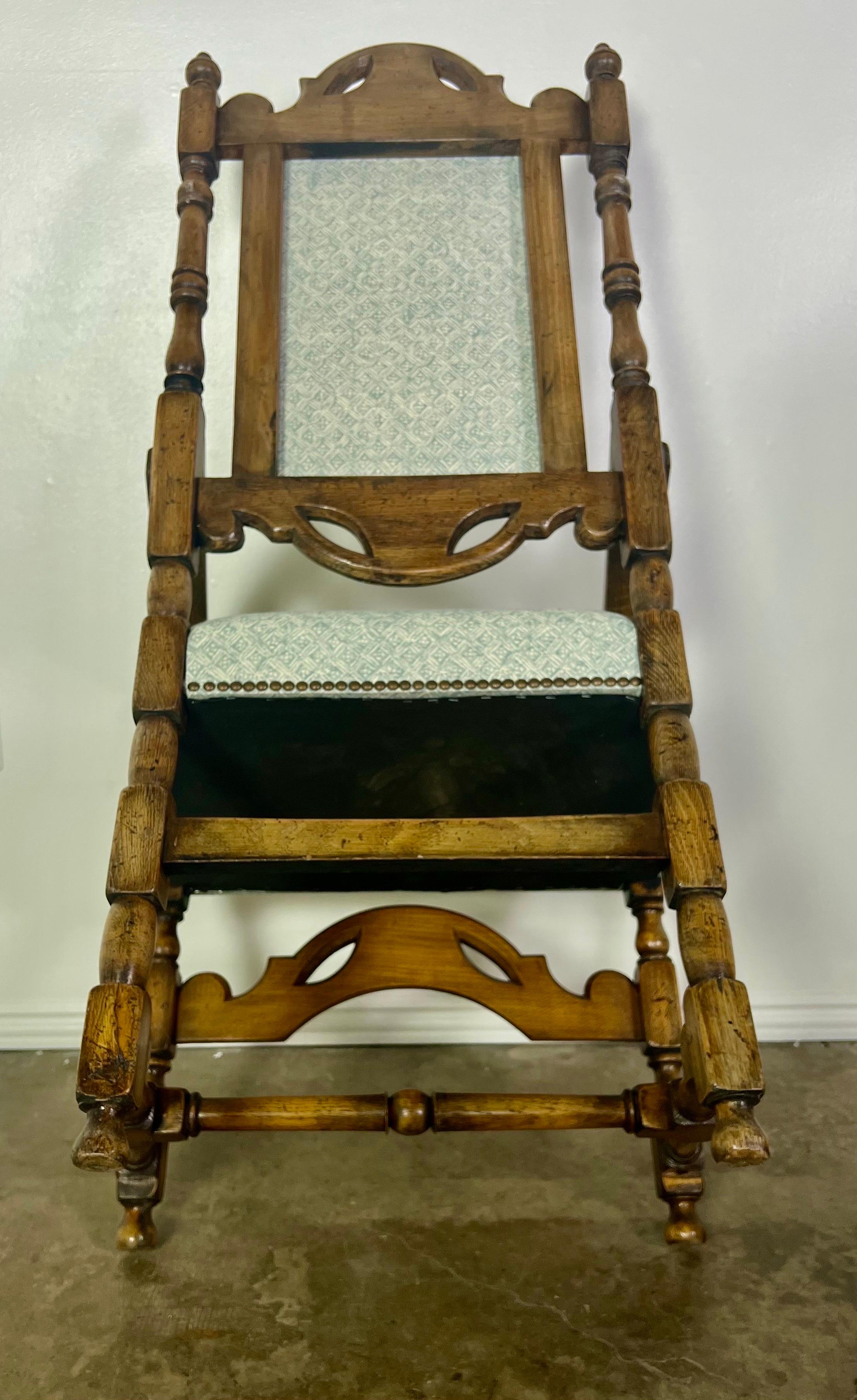 Ensemble de 8 chaises de salle à manger anglaises du 19ème siècle avec tapisserie en lin en vente 9