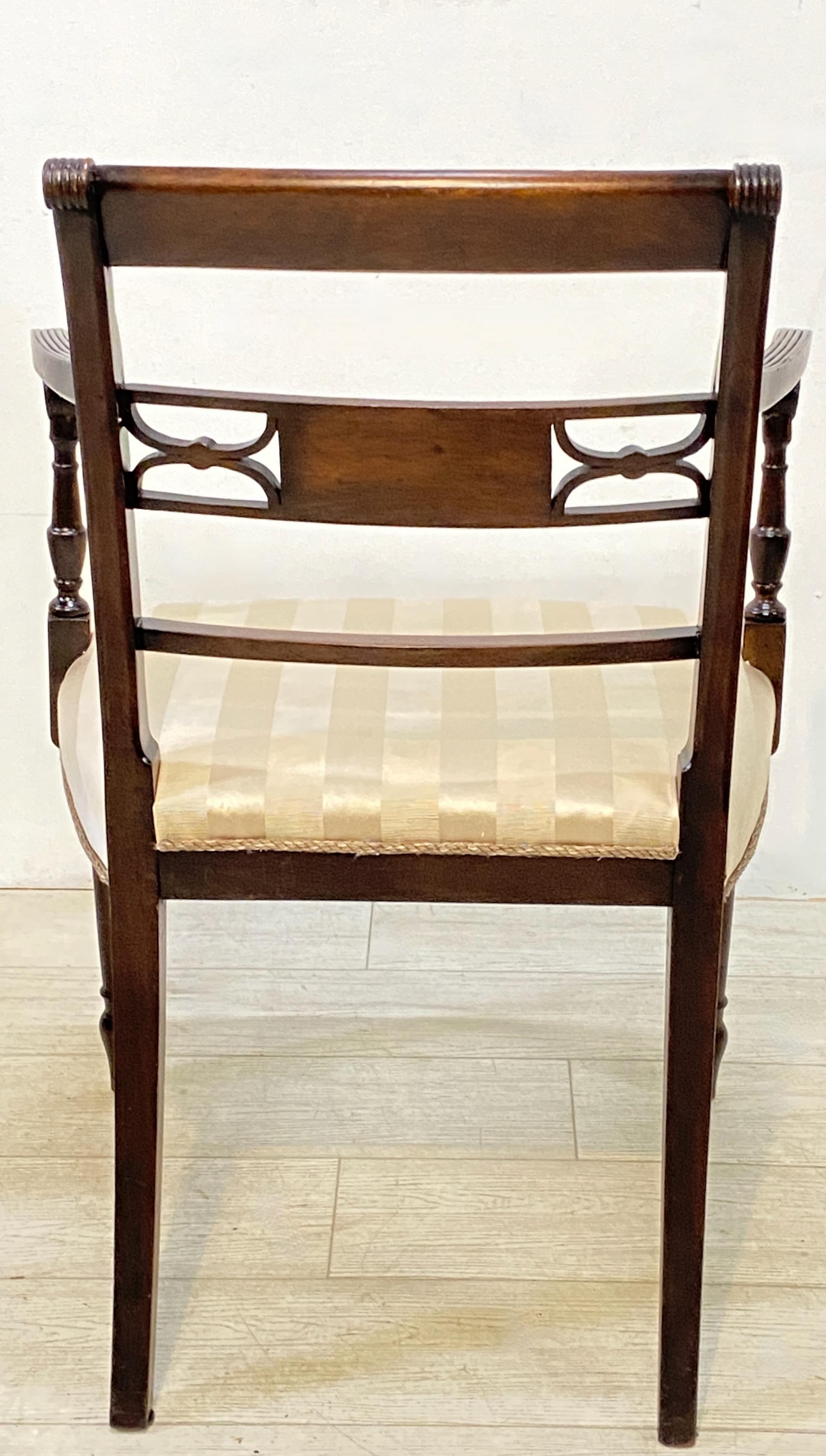 Set von 8 englischen Mahagoni-Esszimmerstühlen im George-III-Stil, frühes 19. Jahrhundert im Angebot 1