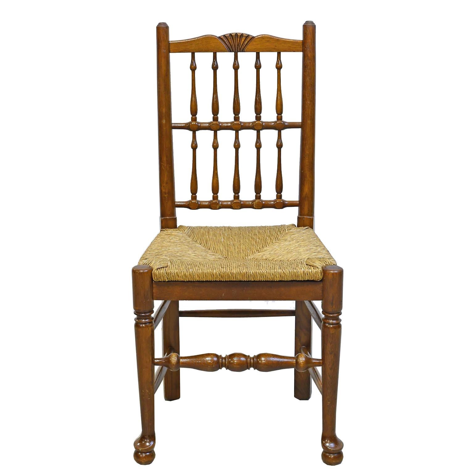 Set of 8 English oak country dining chairs with rush seats about 25 years old. Very well constructed and in good condition two arms and 6 sides, manufactured in England.
Side chair 19
