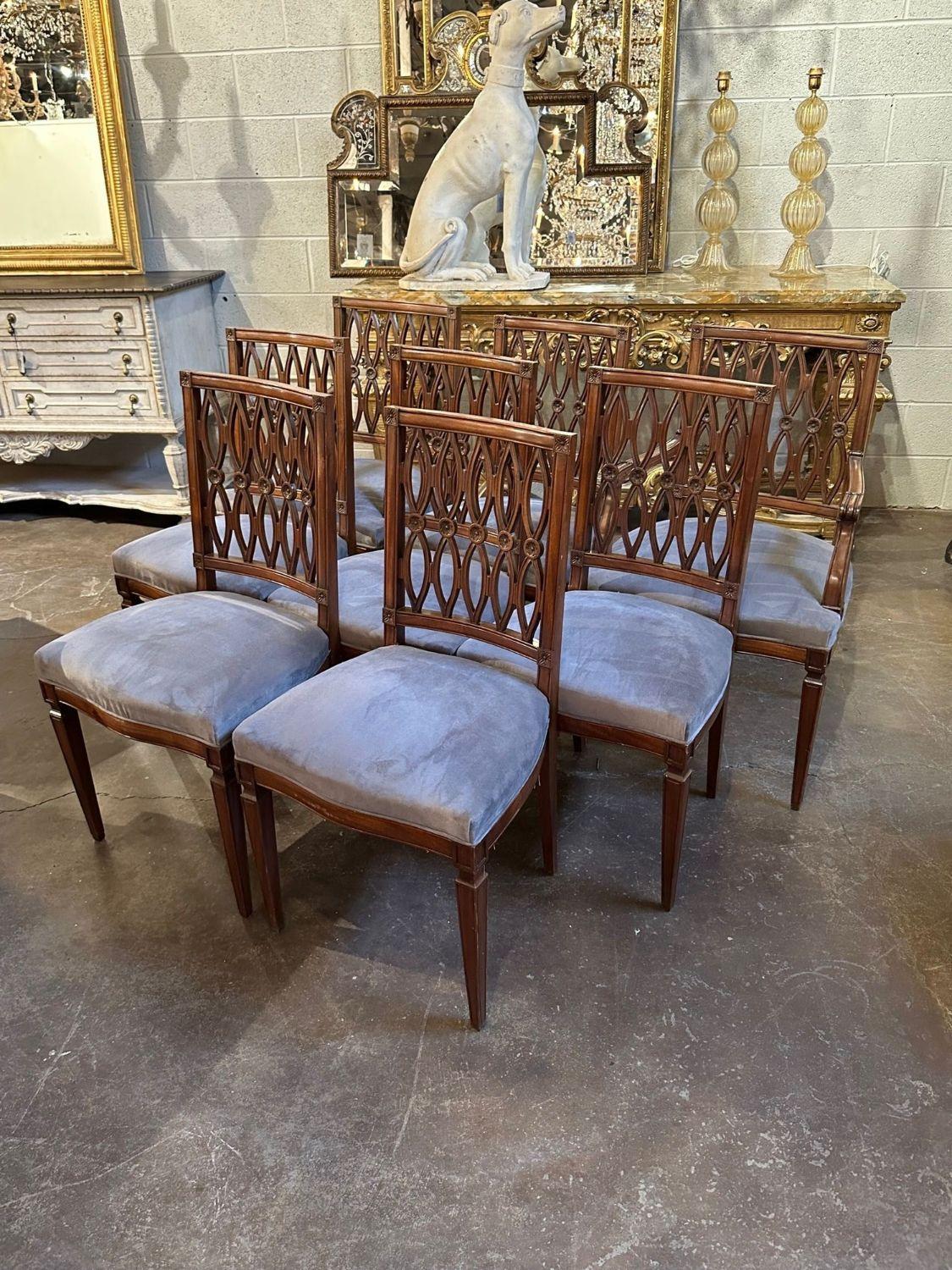 Bel ensemble de 8 chaises de salle à manger anglaises vintage en acajou. Circa 1940. Parfait pour les designs transitionnels d'aujourd'hui !
