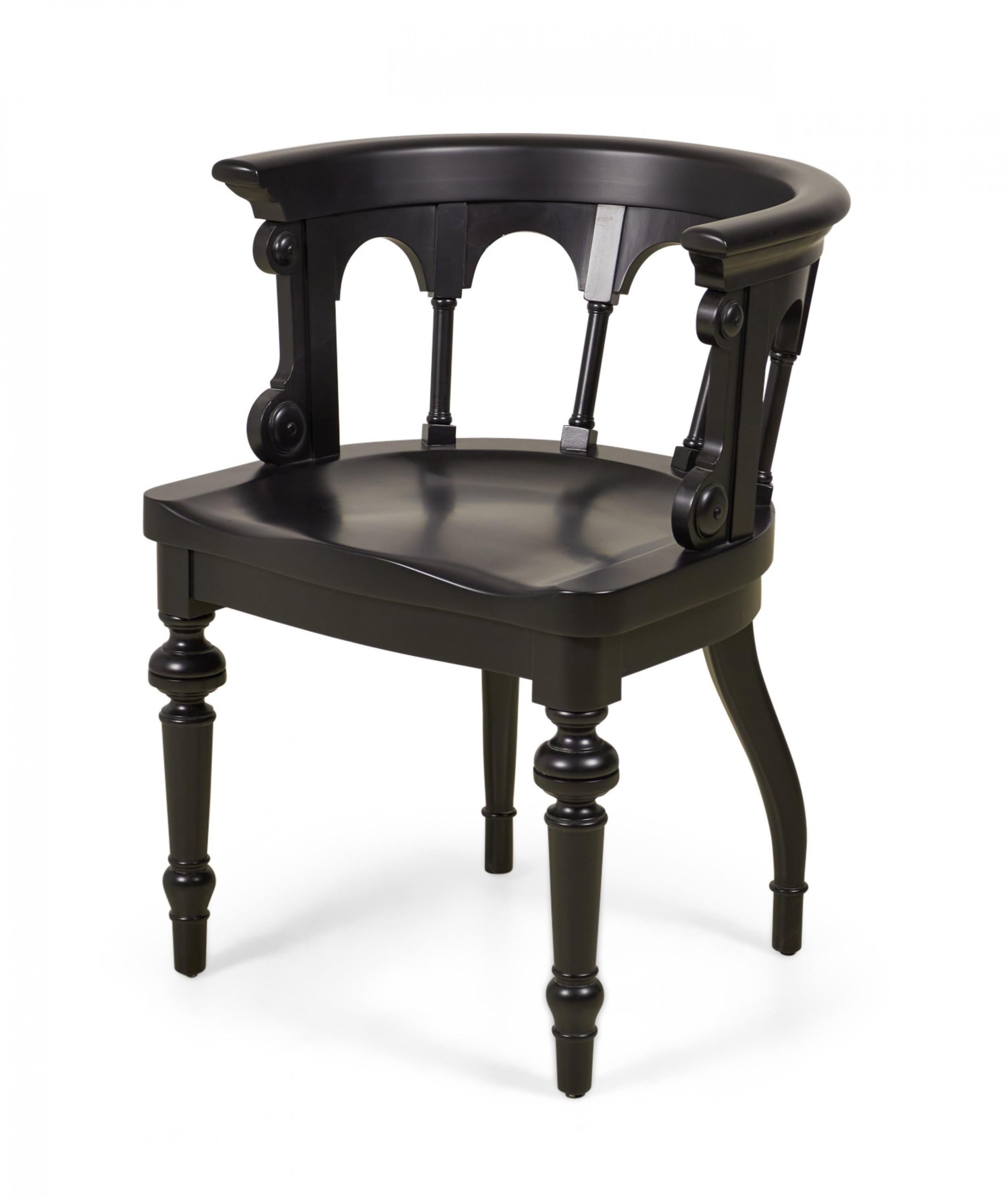 Ensemble de 8 chaises de salle à manger de style victorien anglais (20e siècle) en finition noire mate pulvérisée avec un dossier arrondi à motifs d'arcs ouverts et reposant sur des pieds avant tournés et cannelés(PRIX PAR CHACUN)

Les chaises ont