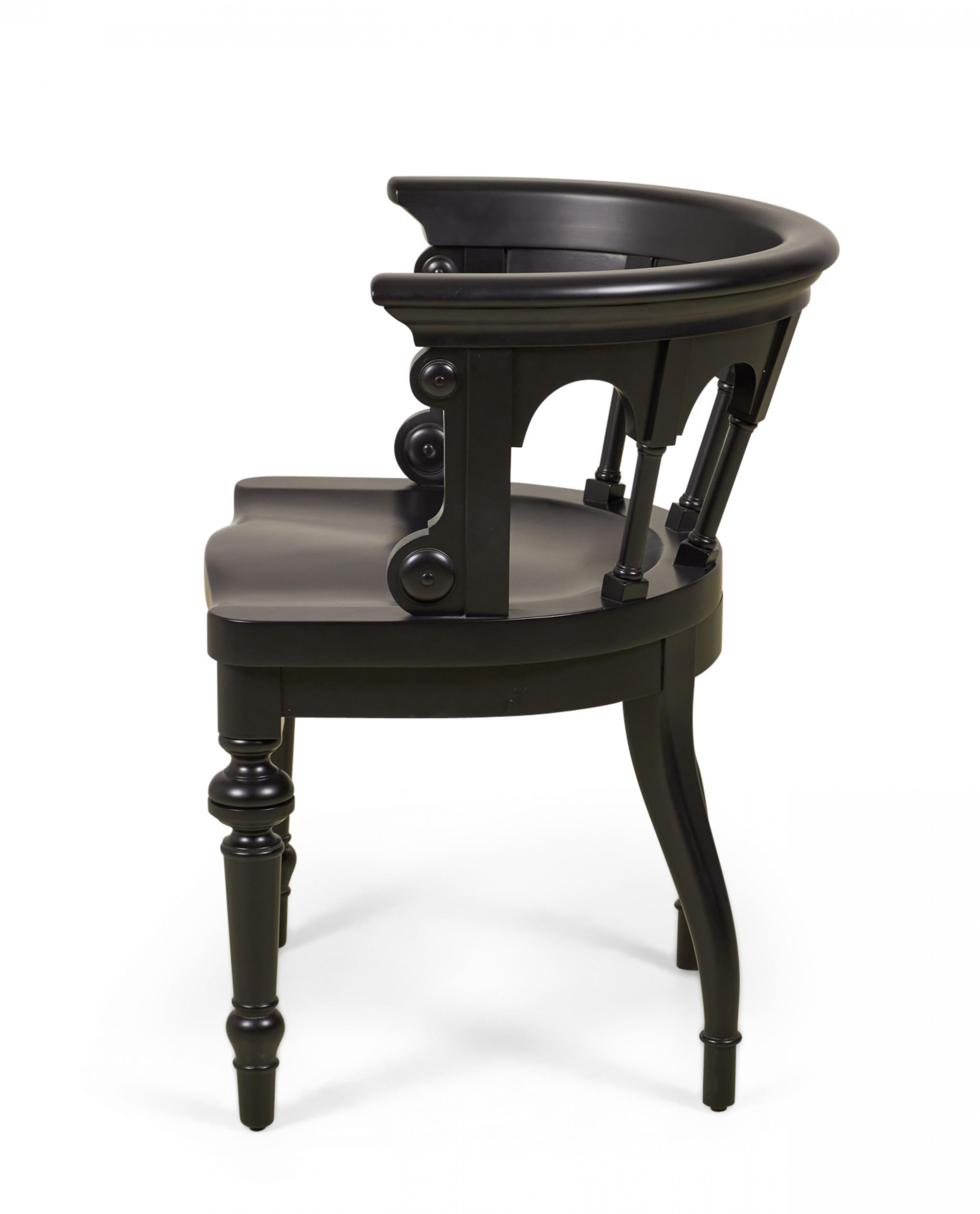 Victorien Ensemble de 8 chaises de salle à manger victoriennes anglaises à dossier rond peint et sculpté en vente