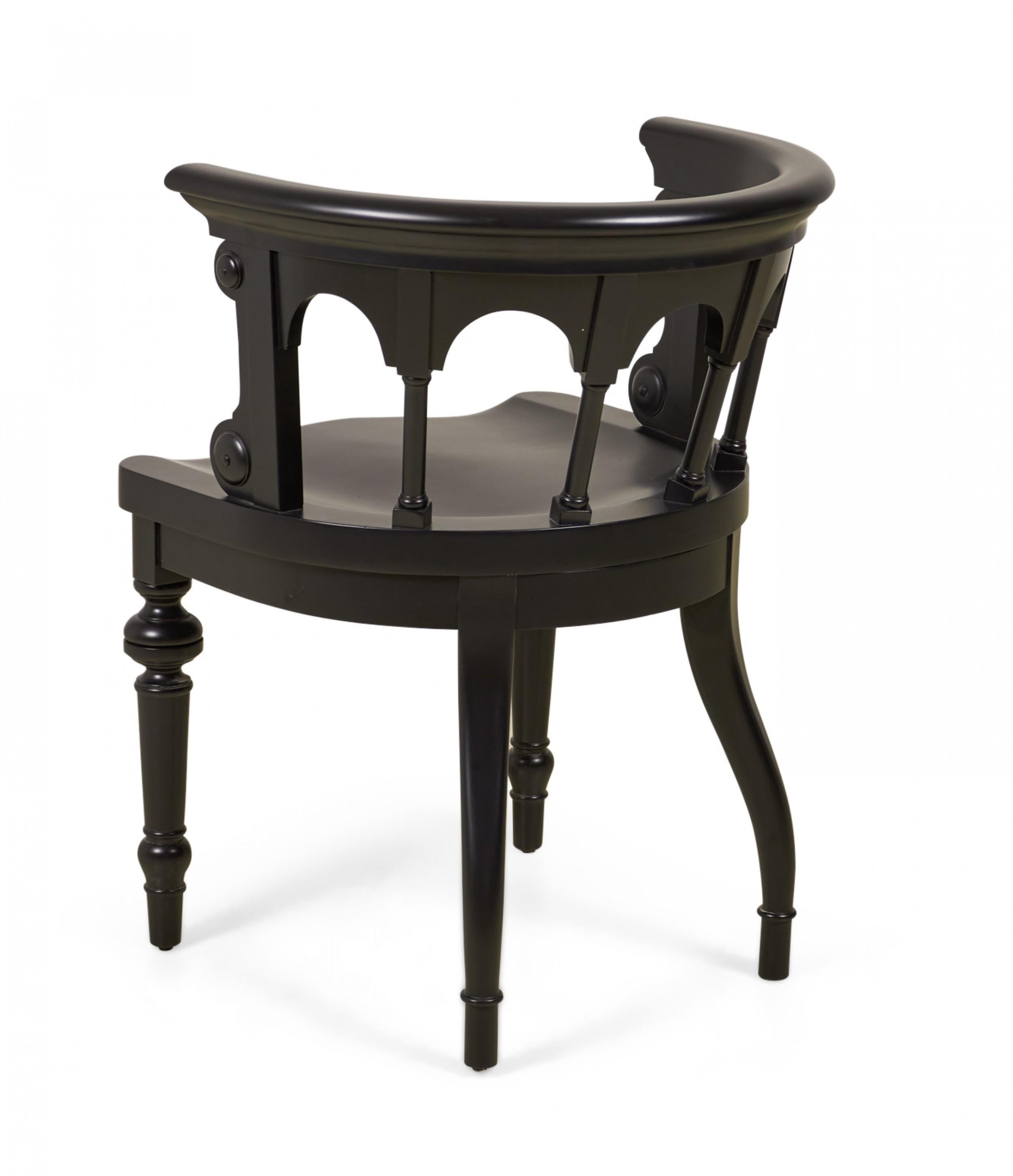 Britannique Ensemble de 8 chaises de salle à manger victoriennes anglaises à dossier rond peint et sculpté en vente
