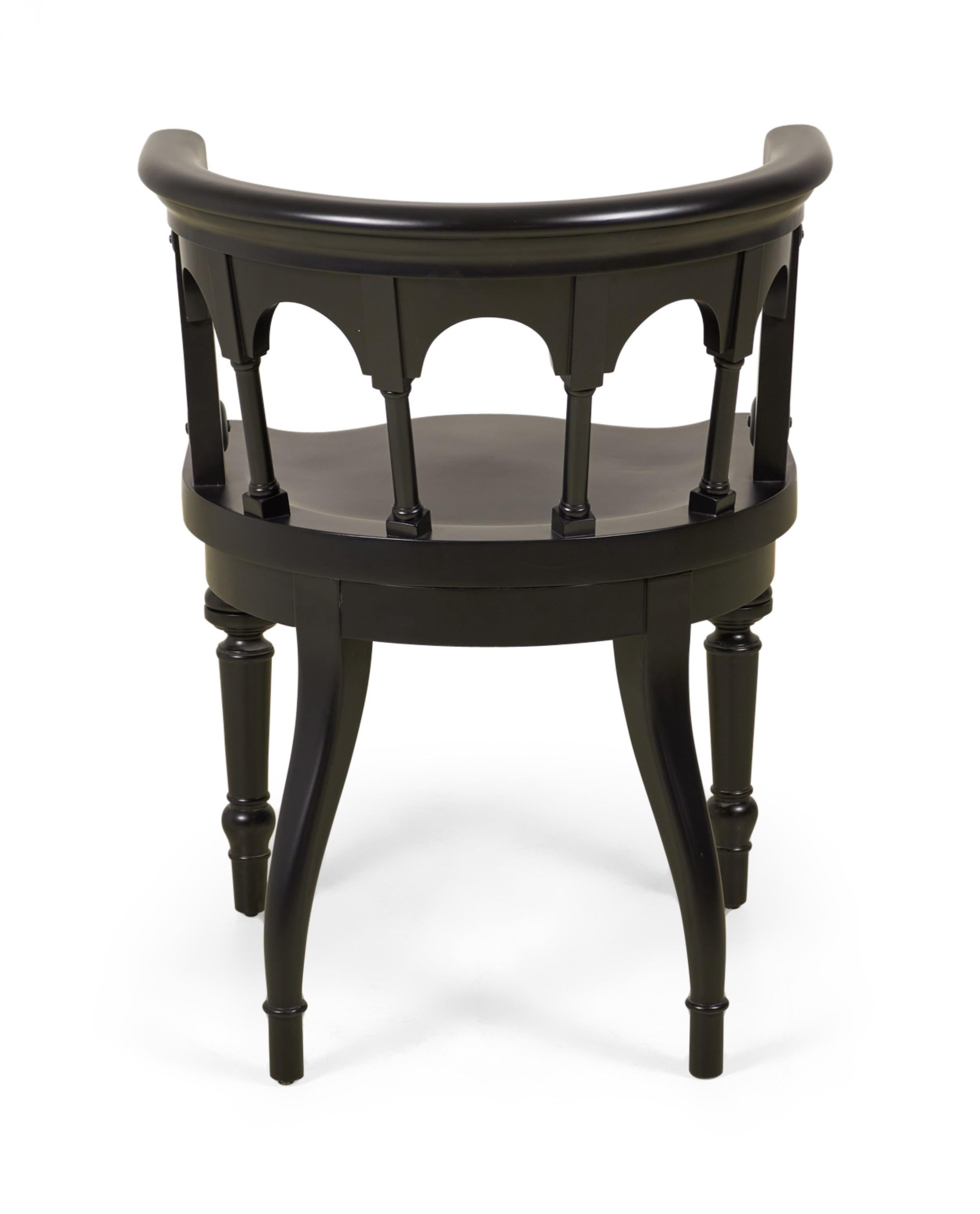 Fait main Ensemble de 8 chaises de salle à manger victoriennes anglaises à dossier rond peint et sculpté en vente