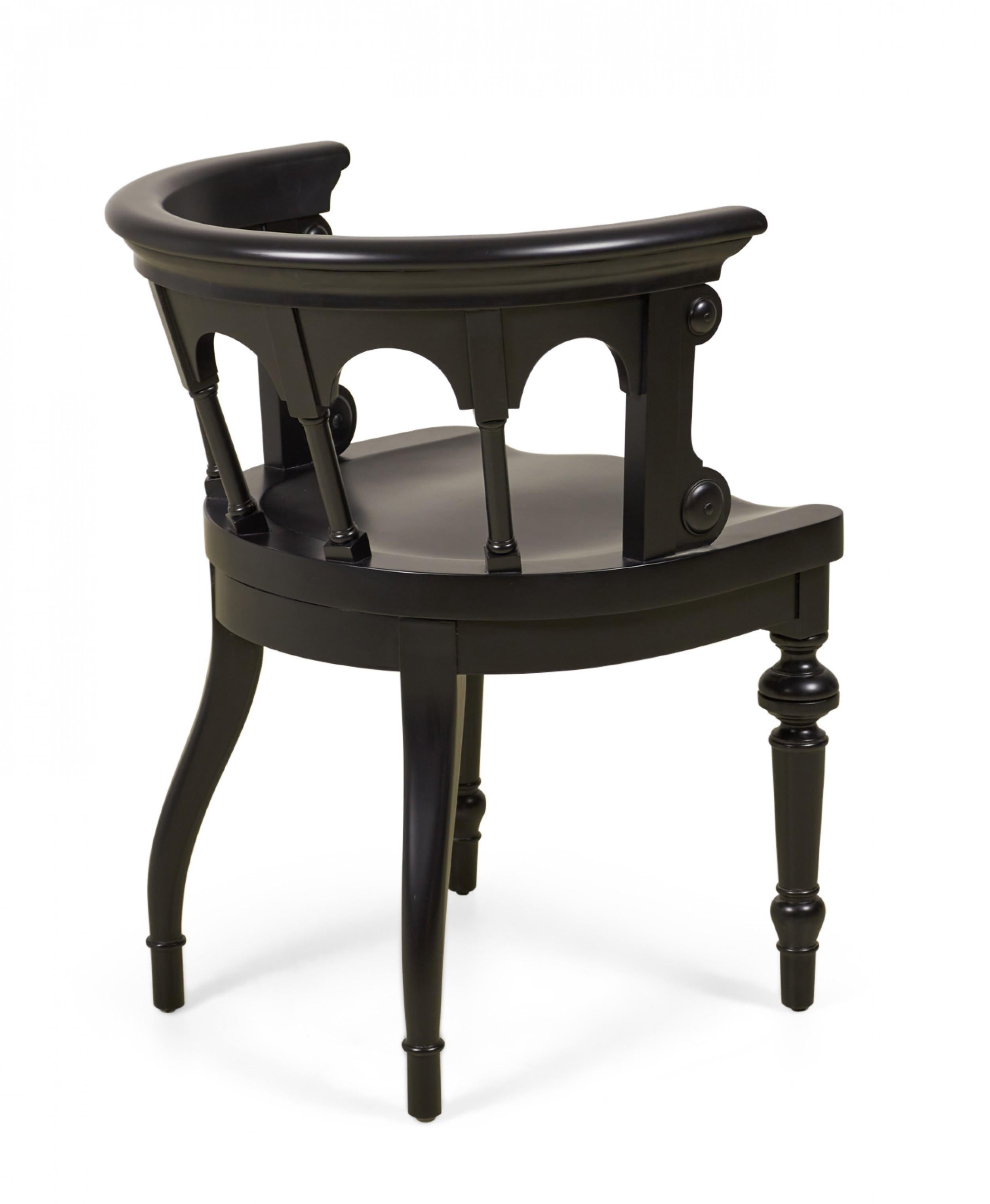 Ensemble de 8 chaises de salle à manger victoriennes anglaises à dossier rond peint et sculpté Bon état - En vente à Queens, NY