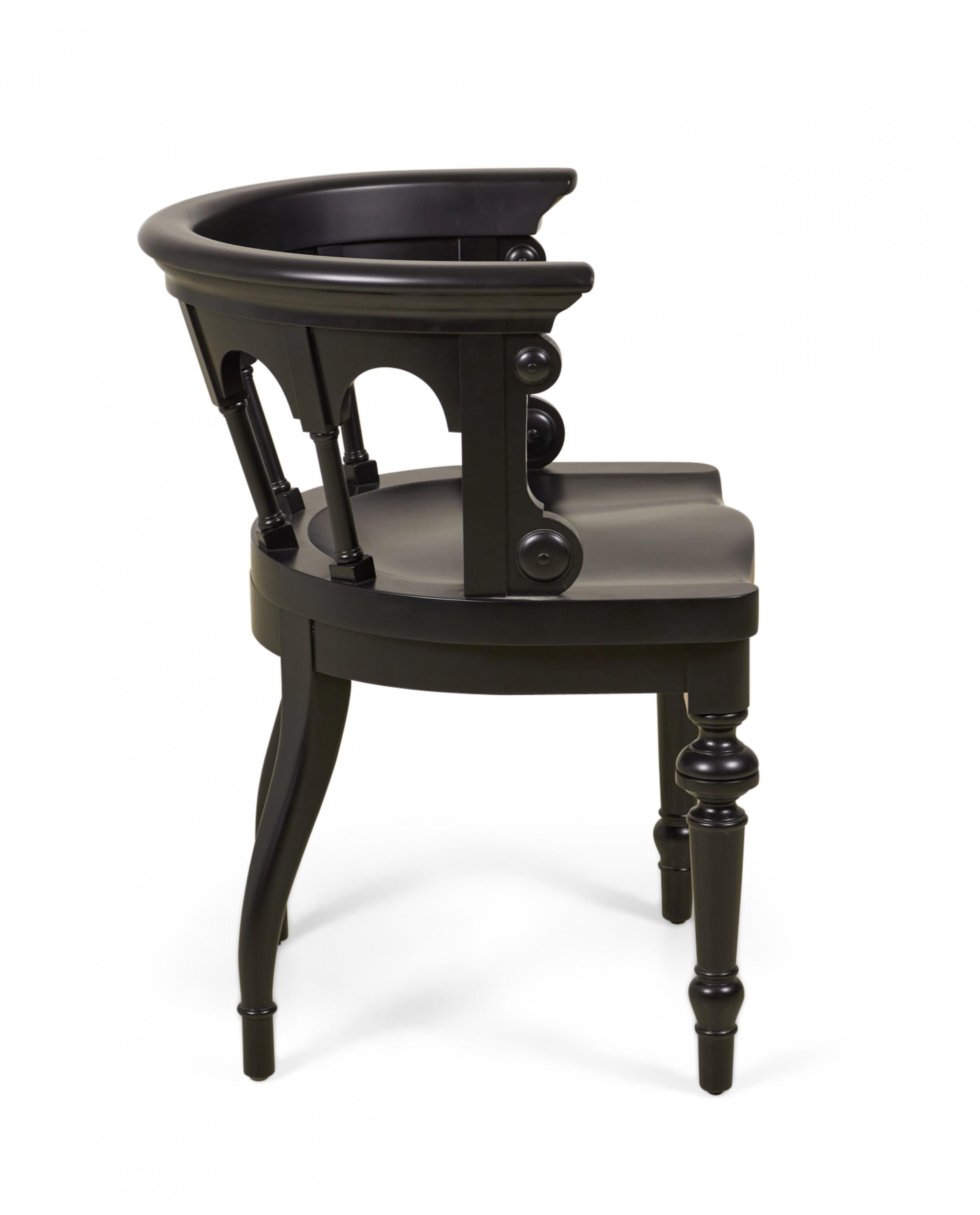 20ième siècle Ensemble de 8 chaises de salle à manger victoriennes anglaises à dossier rond peint et sculpté en vente