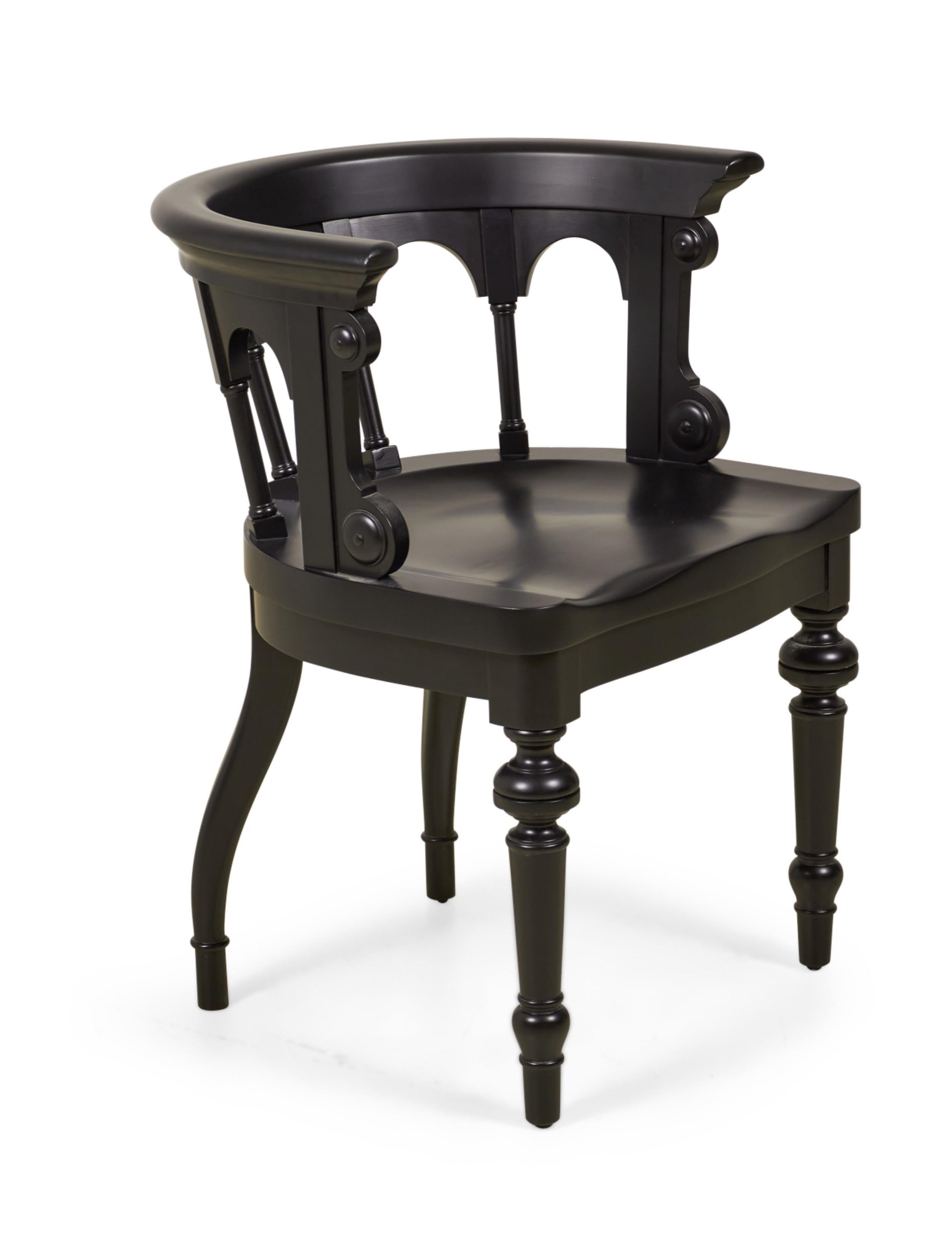Bois Ensemble de 8 chaises de salle à manger victoriennes anglaises à dossier rond peint et sculpté en vente