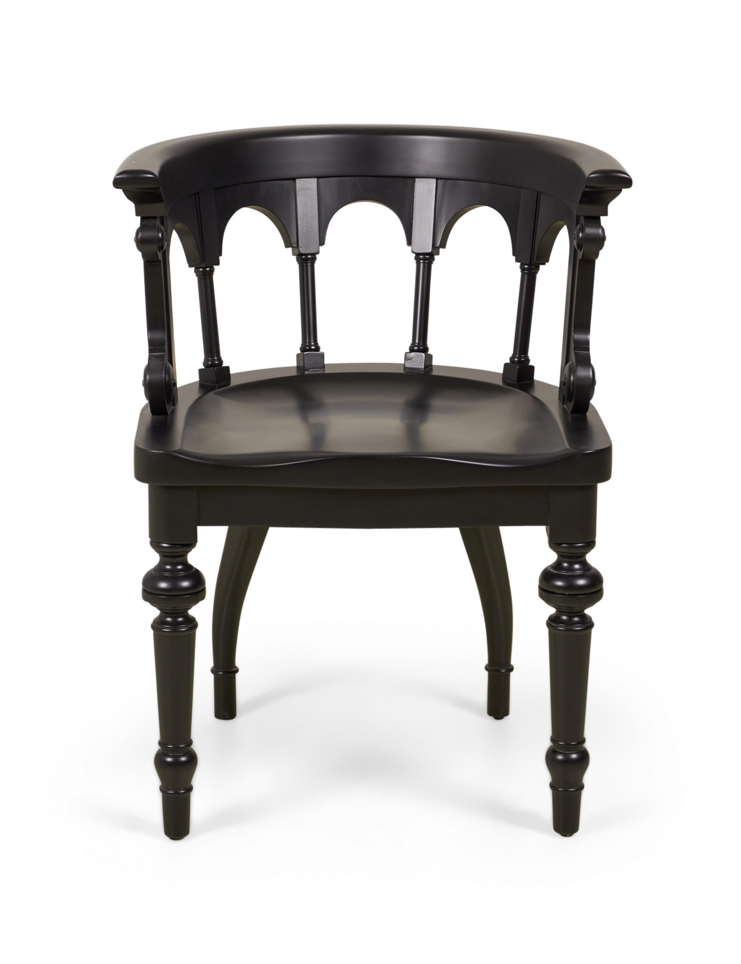 Ensemble de 8 chaises de salle à manger victoriennes anglaises à dossier rond peint et sculpté en vente 1