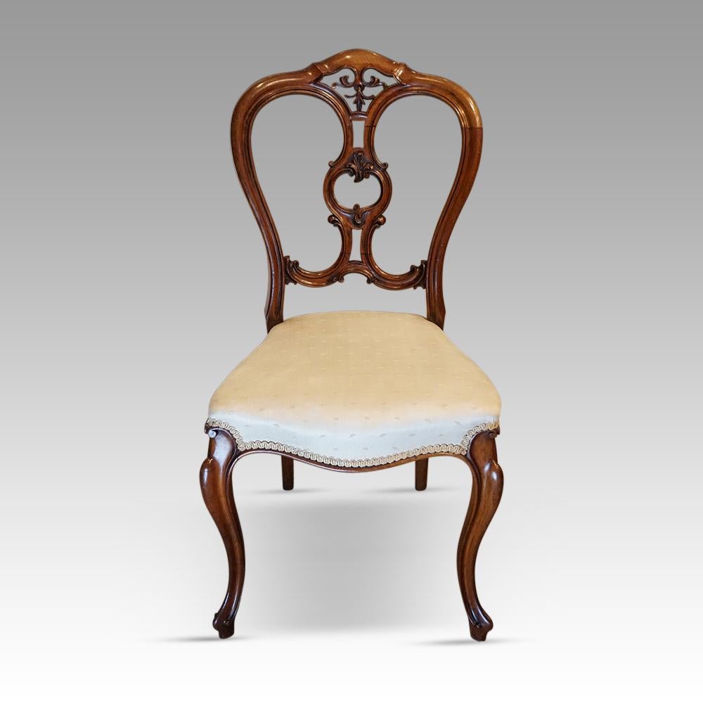 Walnut Set of  8 English Victorian walnut dining chairs For Sale